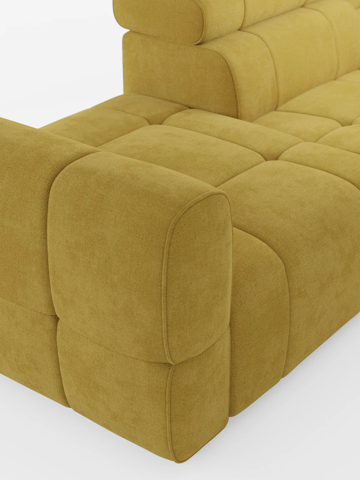 Un divano componibile Giotto di colore giallo senape con terminale aperto – opzione relax elettrico in tessuto smacchiabile T23, caratterizzato da un design a blocchi con imbottitura a capitonné, tessuto morbido, angoli arrotondati e cuscini dello schienale integrati, perfetto per un salotto moderno.