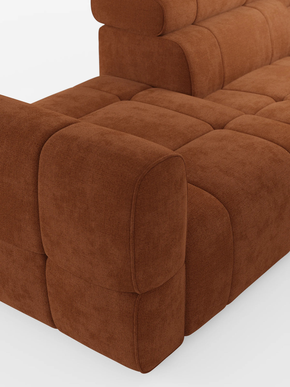 Il divano componibile Giotto con terminale aperto - opzione relax elettrico in tessuto smacchiabile T23 è un divano modulare moderno in tessuto color ruggine, caratterizzato da un design squadrato e trapuntato, bordi arrotondati e morbide sezioni quadrate su sfondo bianco.