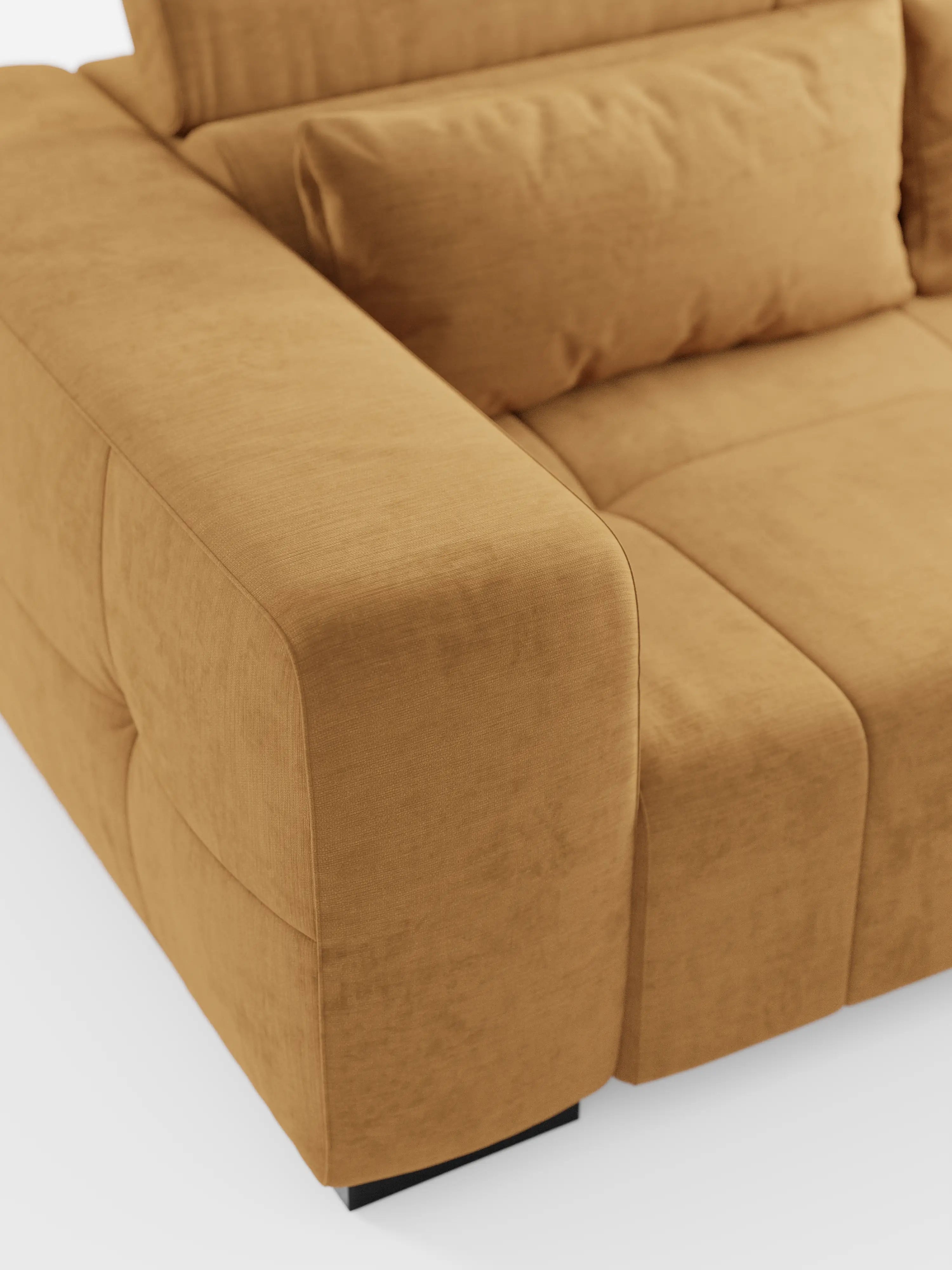 Primo piano del divano Monarch con sistema di relax elettrico per l’allungamento delle sedute e poggiatesta reclinabile di Divani.Store, rivestito in tessuto T31 giallo senape, morbido e resistente alle macchie. L'immagine mette in risalto un ampio bracciolo, parte della seduta, e un cuscino dello schienale coordinato, che esaltano la morbida trama del divano. Il divano poggia su piedini neri corti su uno sfondo bianco.