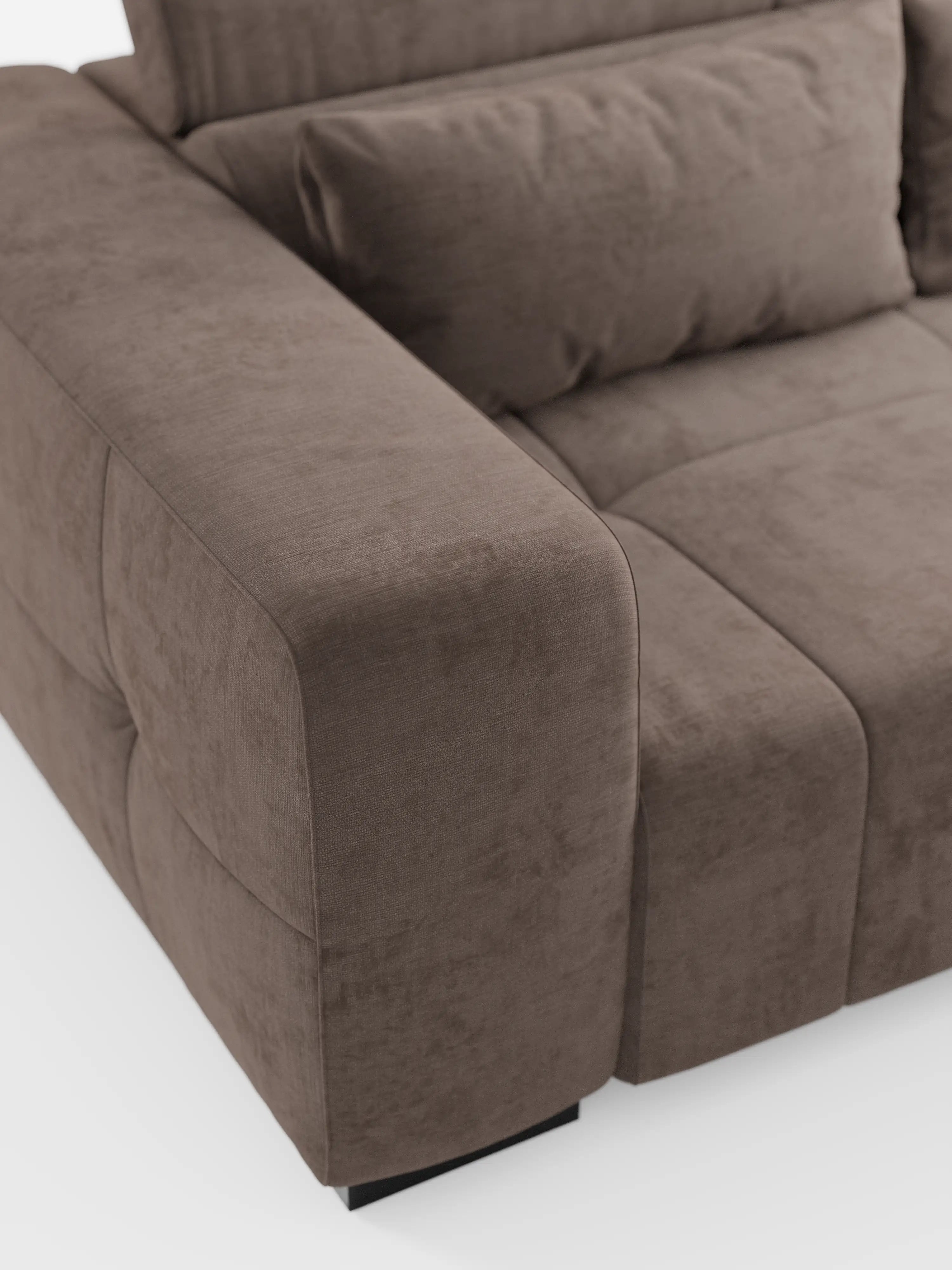 Primo piano del divano Monarch con funzione Relax Elettrico per l’allungamento delle sedute e poggiatesta reclinabile di Divani.Store, rivestito in morbido tessuto marrone T31 resistente alle macchie. Il design moderno mette in risalto un ampio bracciolo sinistro, morbidi cuscini dello schienale e della seduta e gambe basse nere, il tutto su uno sfondo bianco.