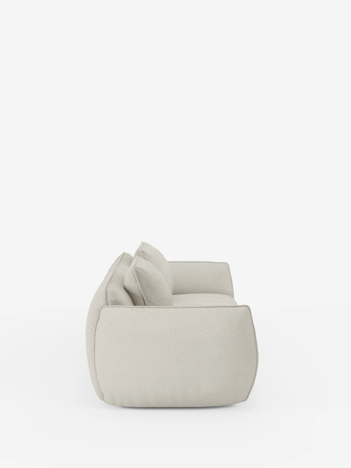 Vista laterale del divano modulare e componibile a 3 posti Nimbus da 250 cm di Divani.Store, rivestito in tessuto T33 effetto cotone, colore beige chiaro e resistente alle macchie. Questo divano modulare è dotato di due cuscini di seduta e due cuscini dello schienale, dall’aspetto morbido e soffice, e di braccioli arrotondati, il tutto raffigurato su uno sfondo bianco a tinta unita.