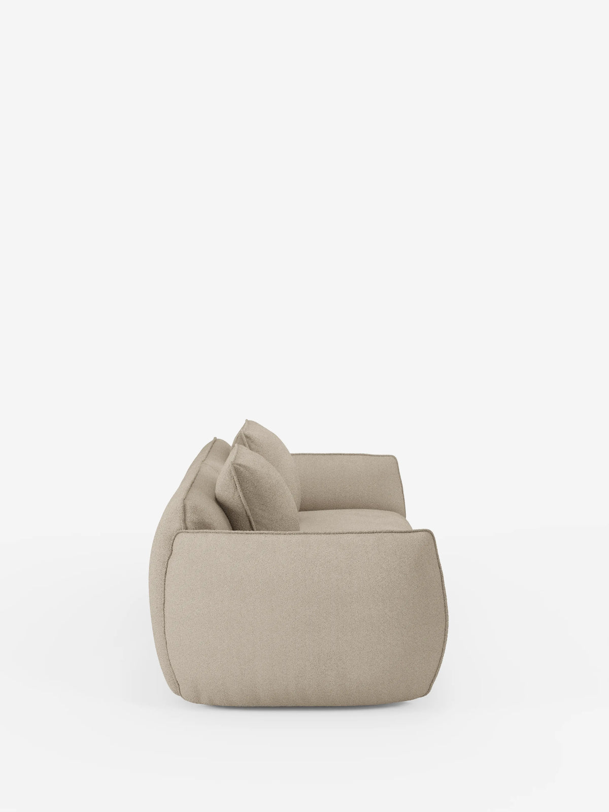 Divano Nimbus a 3 posti, modulare e componibile, 250 cm, di Divani.Store: modello beige, moderno e dalle linee sobrie, ripreso di profilo su sfondo bianco. Questo divano presenta un aspetto morbido e lussuoso, con due grandi cuscini di seduta e due cuscini dello schienale abbinati. Caratterizzato da bordi arrotondati e da un design contemporaneo minimalista, è rivestito in tessuto sfoderabile effetto cotone resistente alle macchie (t33).