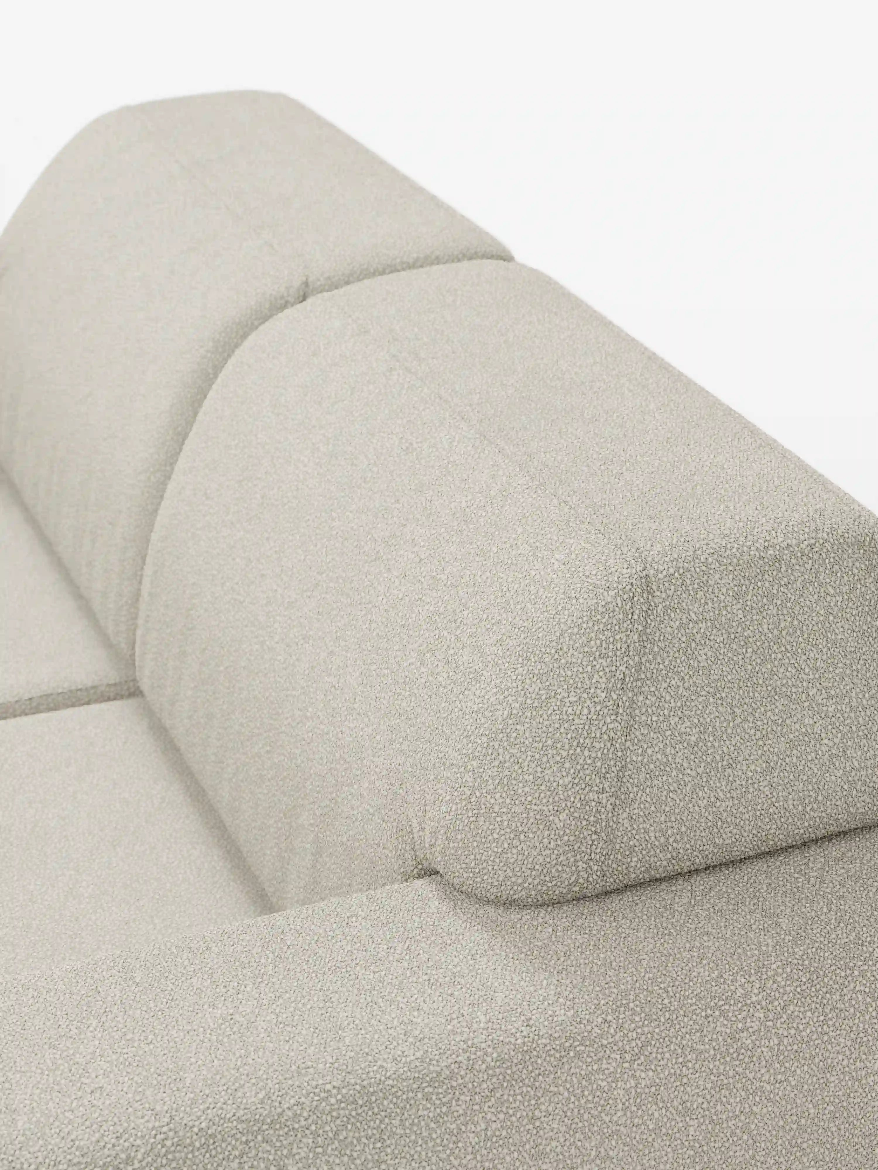 Primo piano del divano a due posti Orbit di Divani.Store, rivestito in tessuto T33 beige chiaro, resistente alle macchie e con una trama effetto cotone. L’immagine mette in risalto i cuscini della parte superiore e dello schienale del divano, caratterizzati da linee pulite, imbottitura rigida e rivestimenti facilmente sfoderabili. Su uno sfondo bianco a tinta unita, la foto ne esalta il design moderno e l’eleganza sobria.