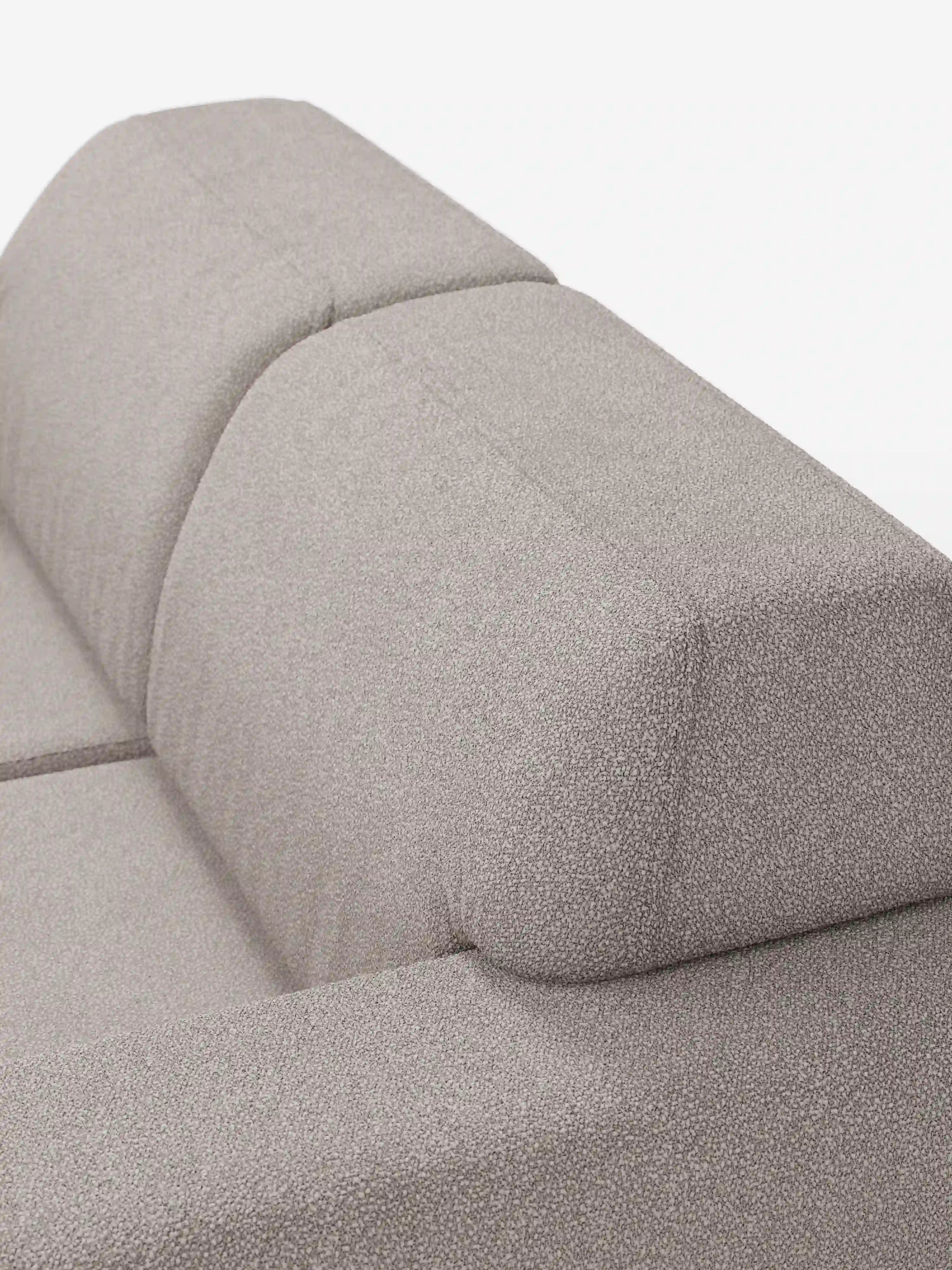 Primo piano del divano a 3 posti Orbit con sedute scorrevoli di Divani.Store, in tessuto T33 grigio chiaro effetto cotone antimacchia, che ne mette in risalto le linee pulite e i cuscini morbidi ma allo stesso tempo rigidi. L'immagine evidenzia il design angolare e contemporaneo su uno sfondo bianco, mostrando solo una parte di questo divano completamente sfoderabile.