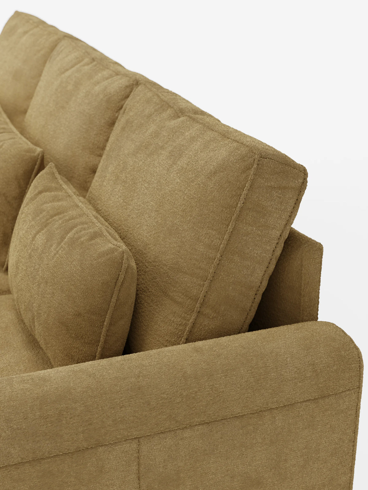 Un divano letto Ottaviano beige con letto estraibile, penisola reversibile e contenitore in tessuto materico smacchiabile, ripreso da una leggera angolazione, caratterizzato da morbidi cuscini, rivestimento testurizzato e cuscini decorativi disposti su uno sfondo bianco.