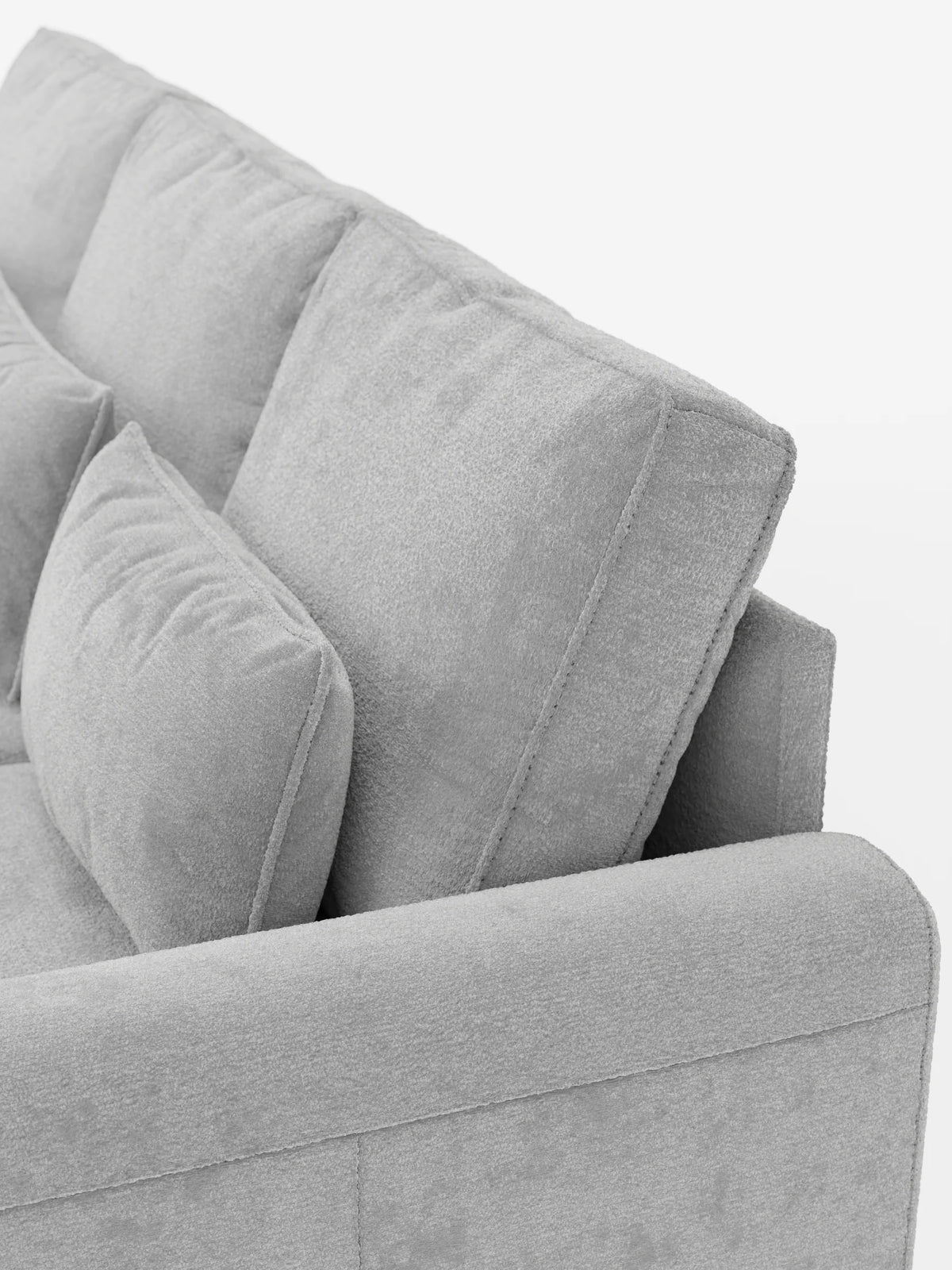 Vista dall'alto di un divano letto Ottaviano di colore grigio chiaro e dalla trama ruvida, con letto estraibile, penisola reversibile e contenitore in tessuto materico lavabile, caratterizzato da ampi cuscini dello schienale e da un cuscino decorativo abbinato su sfondo bianco.