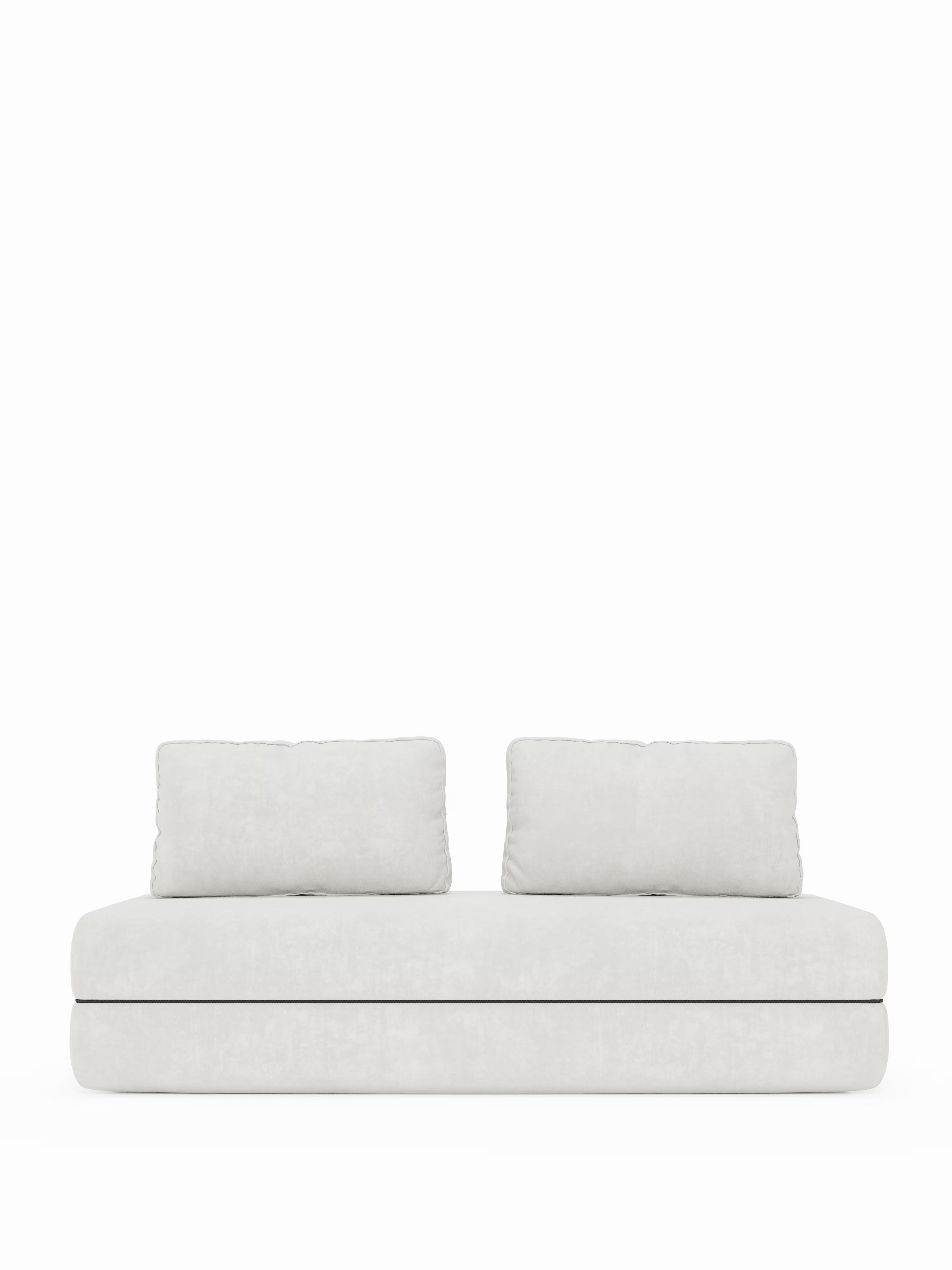 Un divano letto matrimoniale minimalista e moderno della linea Rift, disponibile nelle versioni a 2 e 3 posti, proposto da Divani.Store in grigio chiaro, con due cuscini quadrati coordinati per lo schienale. Questo divano letto presenta un design dal profilo ribassato, una seduta morbida con un materasso in memory foam T31 alto 22 cm per un comfort ottimale e l'assenza di gambe e braccioli a vista, il tutto su uno sfondo bianco a tinta unita.
