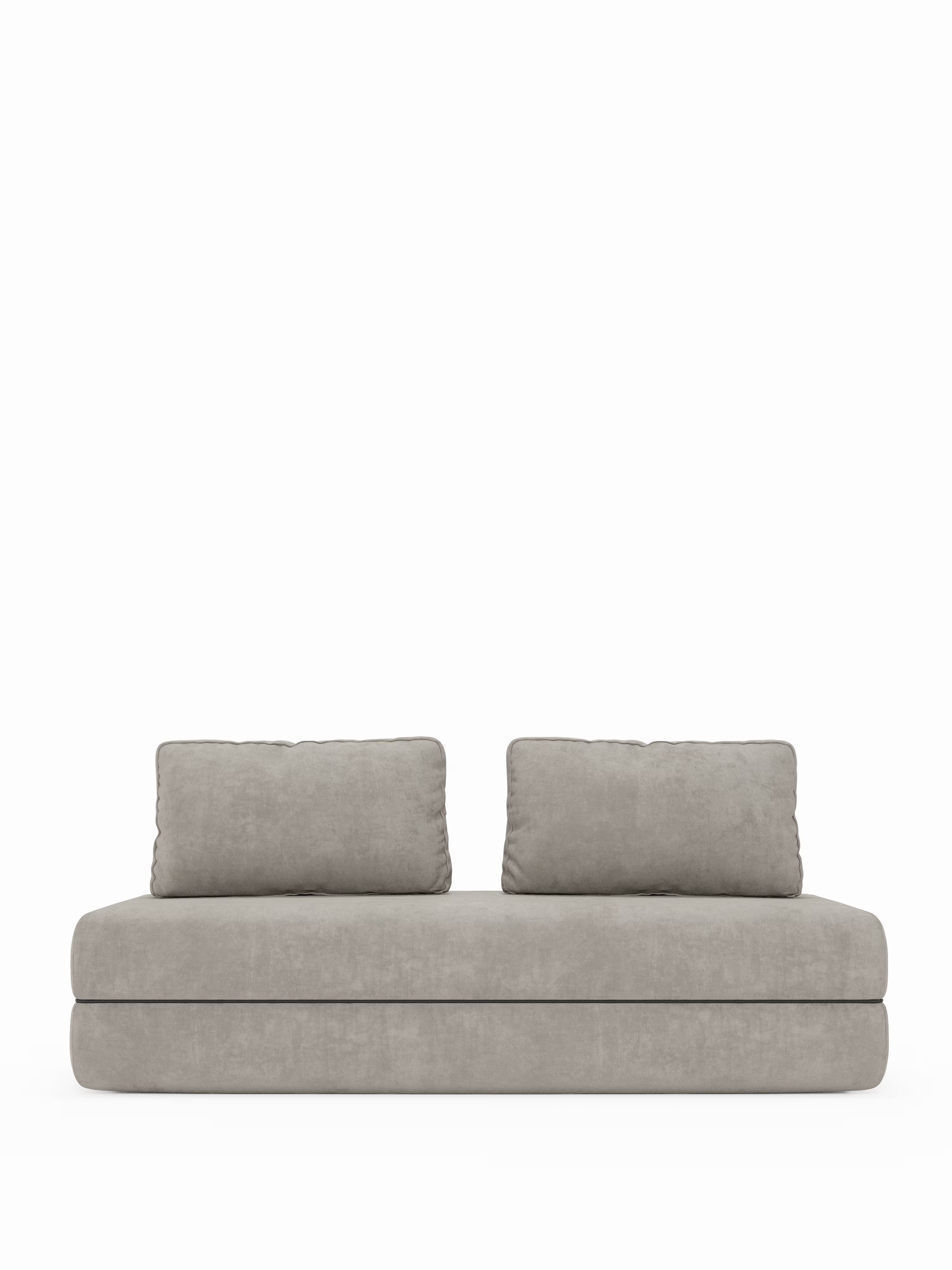 Divano letto matrimoniale Rift in grigio chiaro, dal design moderno, disponibile nelle versioni a 2 e 3 posti con schienali mobili, firmato Divani.Store, caratterizzato da due grandi cuscini rettangolari per lo schienale e da una seduta bassa e ampia, il tutto su uno sfondo bianco a tinta unita. Il design minimalista mette in risalto il rivestimento morbido e soffice, con un comodo materasso in memory foam T31 alto 22 cm e schienali mobili; non sono presenti gambe né braccioli a vista.