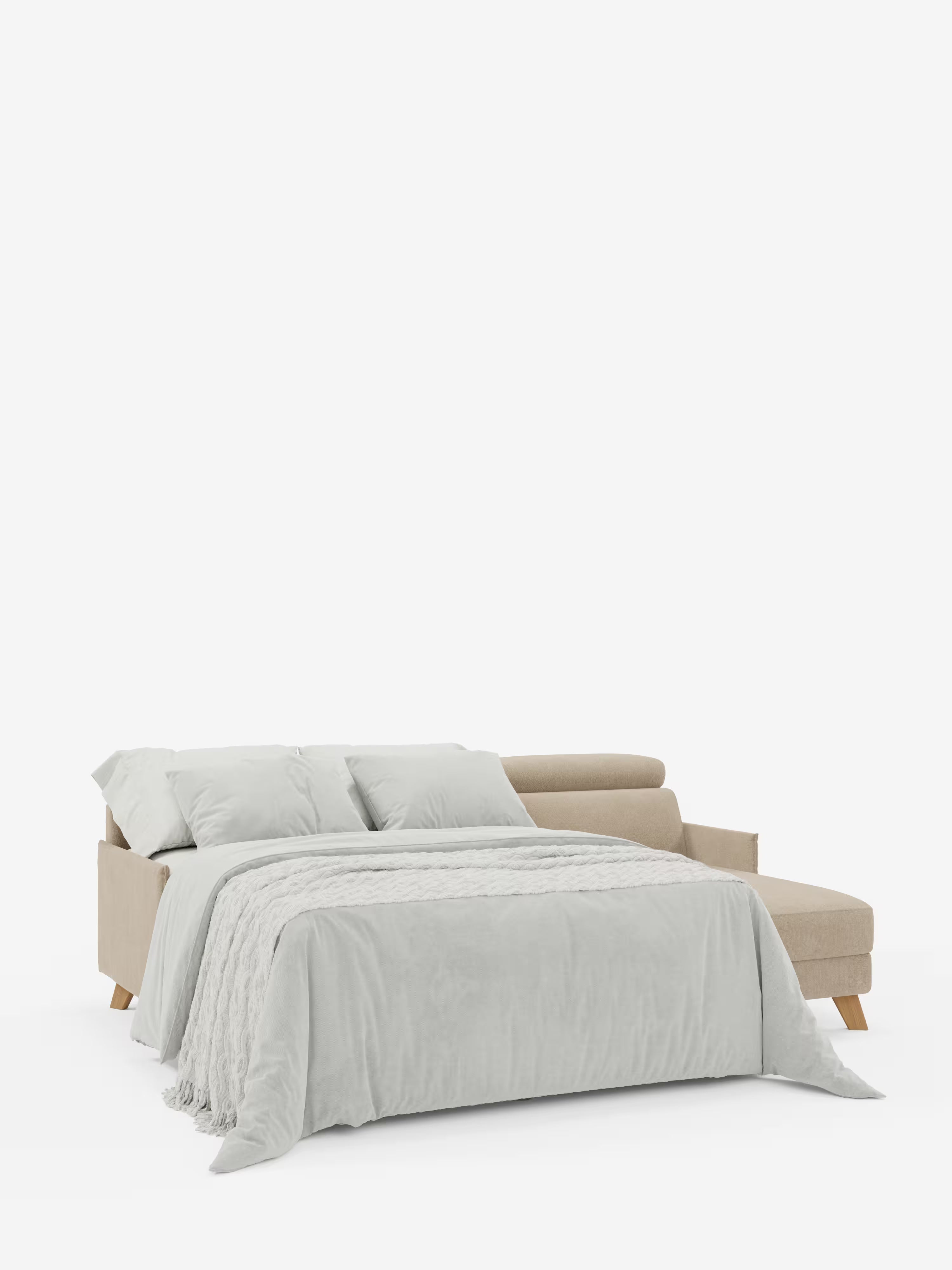 Il divano letto matrimoniale angolare “Sole” con penisola contenitore e poggiatesta reclinabili di Divani.Store, rivestito in tessuto T23 antimacchia, presenta una chaise longue con vano contenitore posizionata sulla destra e poggia su gambe in legno in autentico stile scandinavo. Il letto estraibile è aperto e ricoperto da un piumone grigio chiaro e da cuscini coordinati, il tutto su uno sfondo bianco a tinta unita.