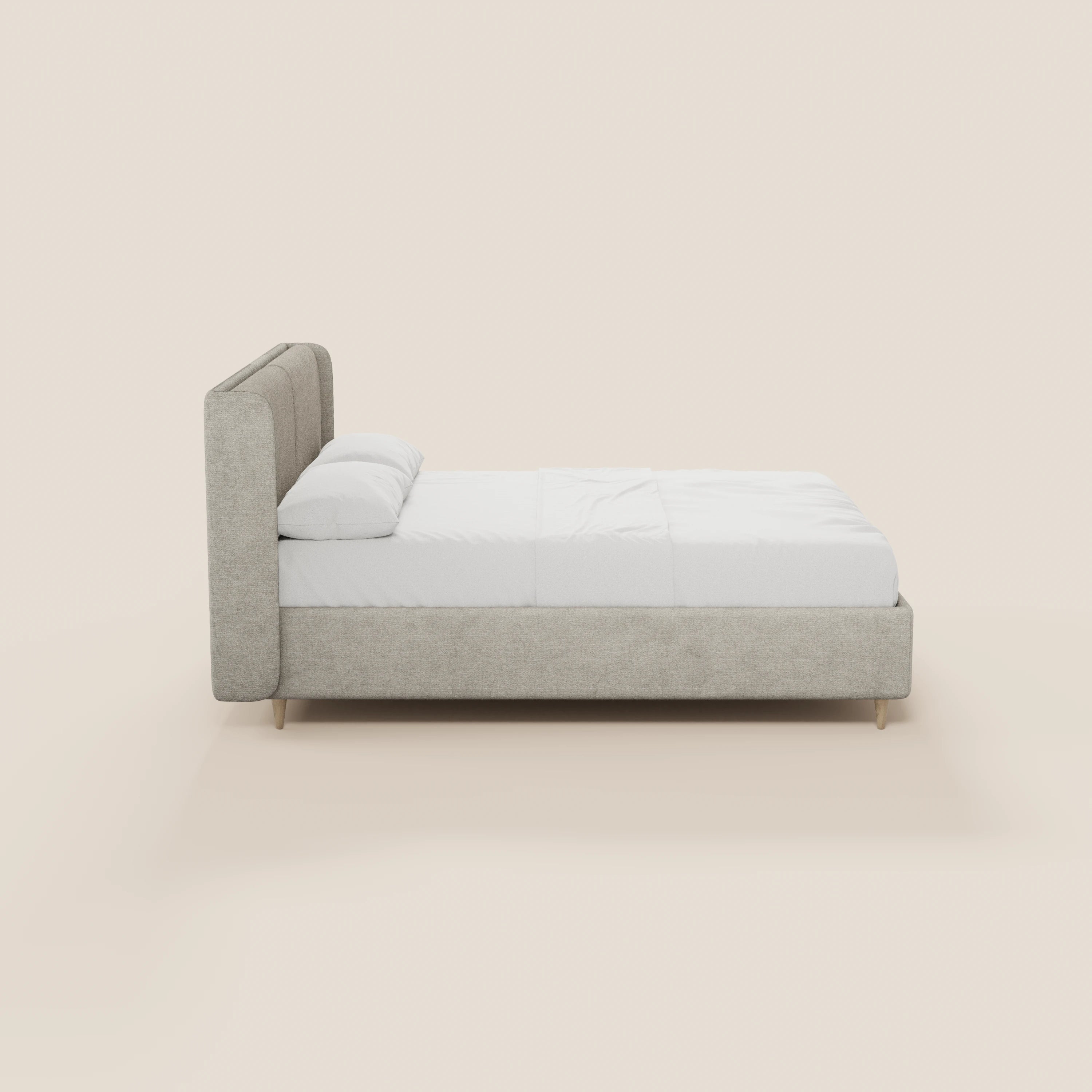 Il letto imbottito bicolore VALKIRIA di Letti.store presenta una testiera curva avvolgente con cuscini dello schienale e un vano contenitore; nella foto è raffigurato di profilo con rivestimento chiaro e gambe in legno su uno sfondo beige chiaro.