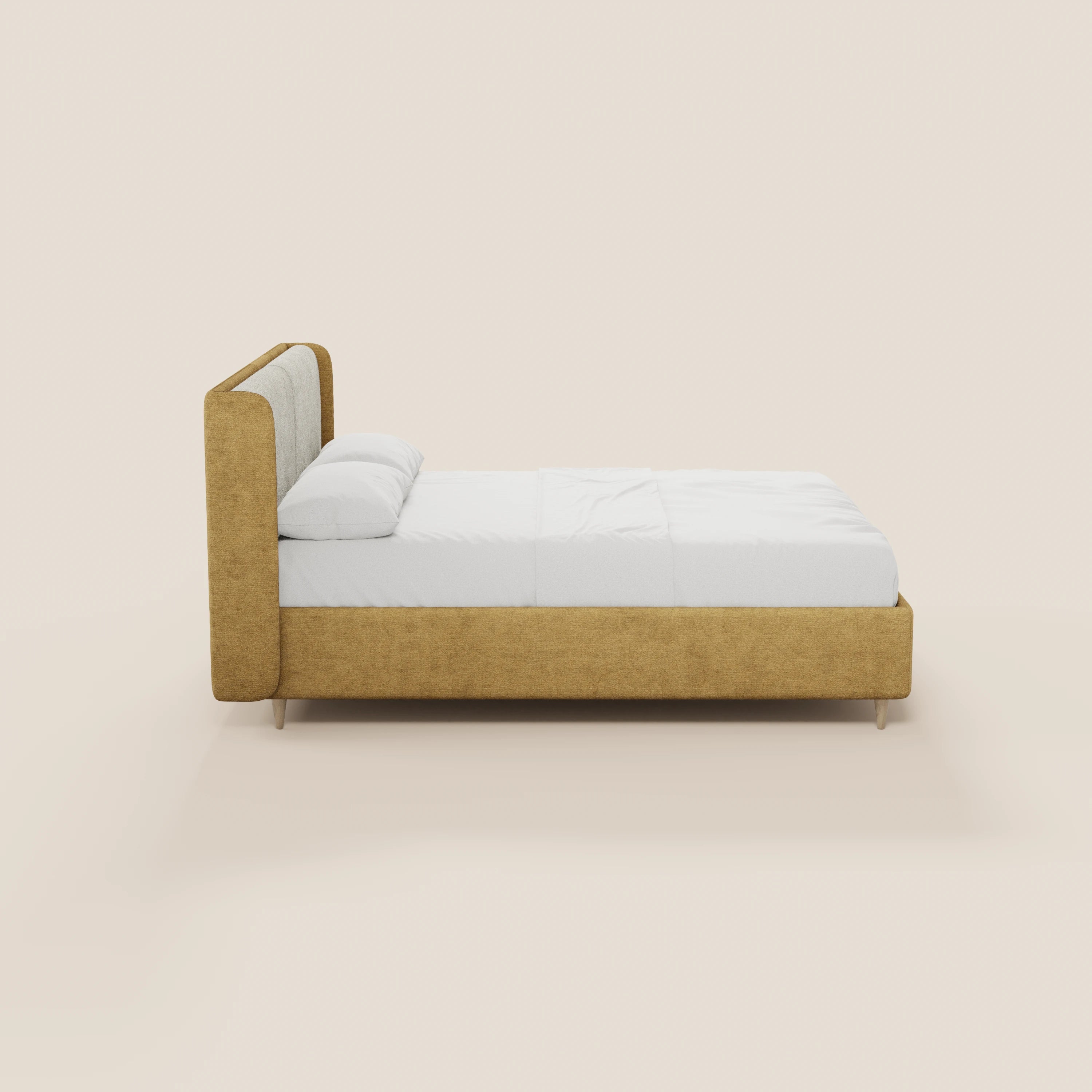 Il letto imbottito bicolore VALKIRIA di Letti.store presenta una testiera curva avvolgente, vani contenitori integrati e biancheria da letto bianca. Il suo design minimalista italiano è caratterizzato da una struttura giallo senape e da gambe corte, che risaltano su uno sfondo beige chiaro.