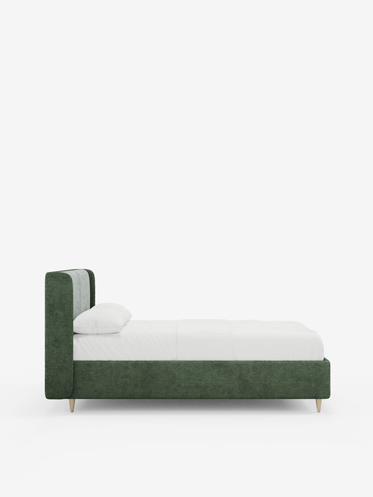 Una vista laterale del letto imbottito bicolore VALKIRIA con contenitore di Letti.store, caratterizzato da una struttura imbottita verde, gambe basse in legno e una testiera curva a pannelli verticali imbottita con cuscini schienali; il letto è abbellito da un unico cuscino bianco e da un piumone bianco ben rifatto, il tutto su uno sfondo bianco a tinta unita.