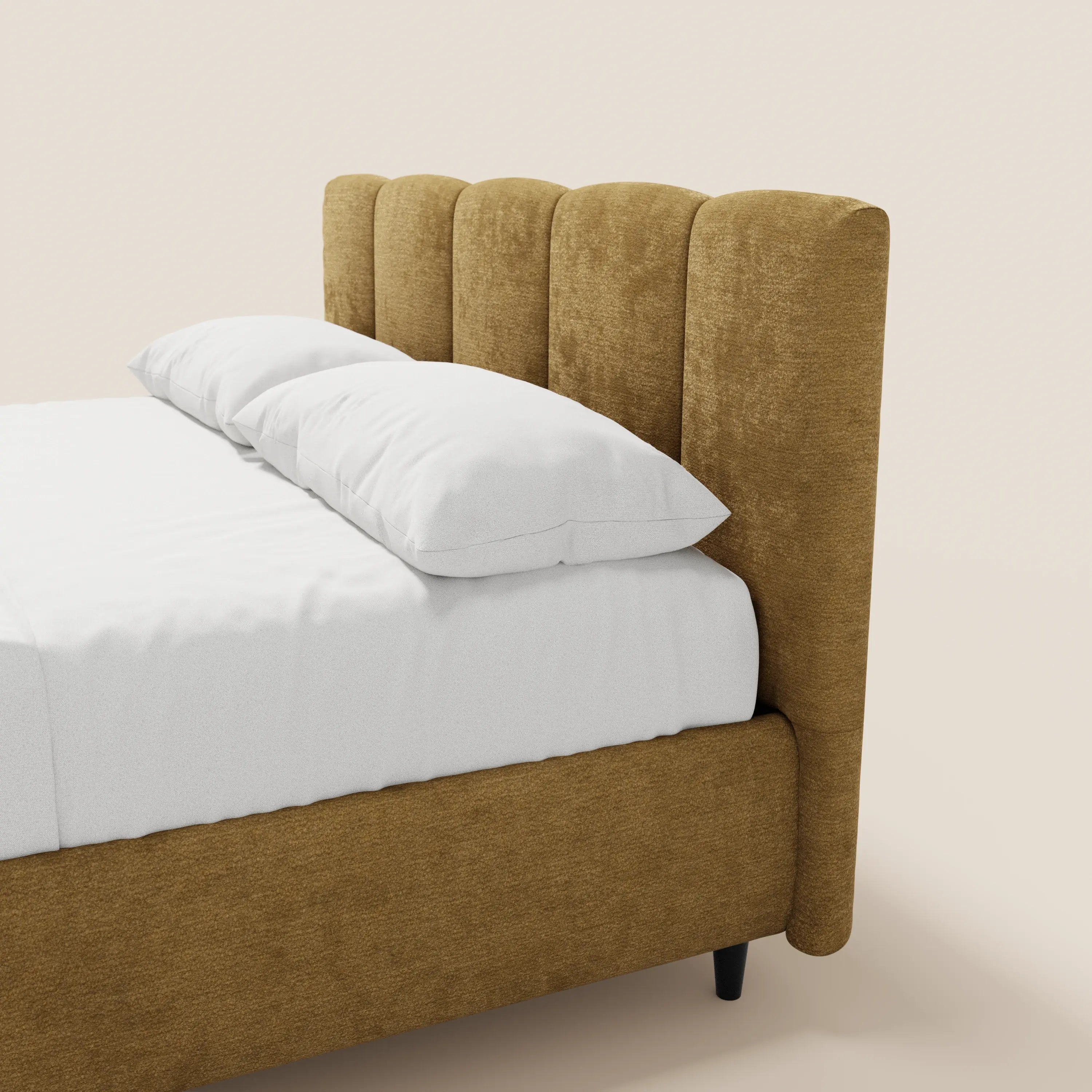 Il letto imbottito ARKAM di Letti.store, dotato di vano contenitore e testiera con lavorazione verticale in tessuto Oeko-Tex®, si distingue per il suo design shabby chic; il fondo chiaro ne esalta l'eleganza contemporanea.