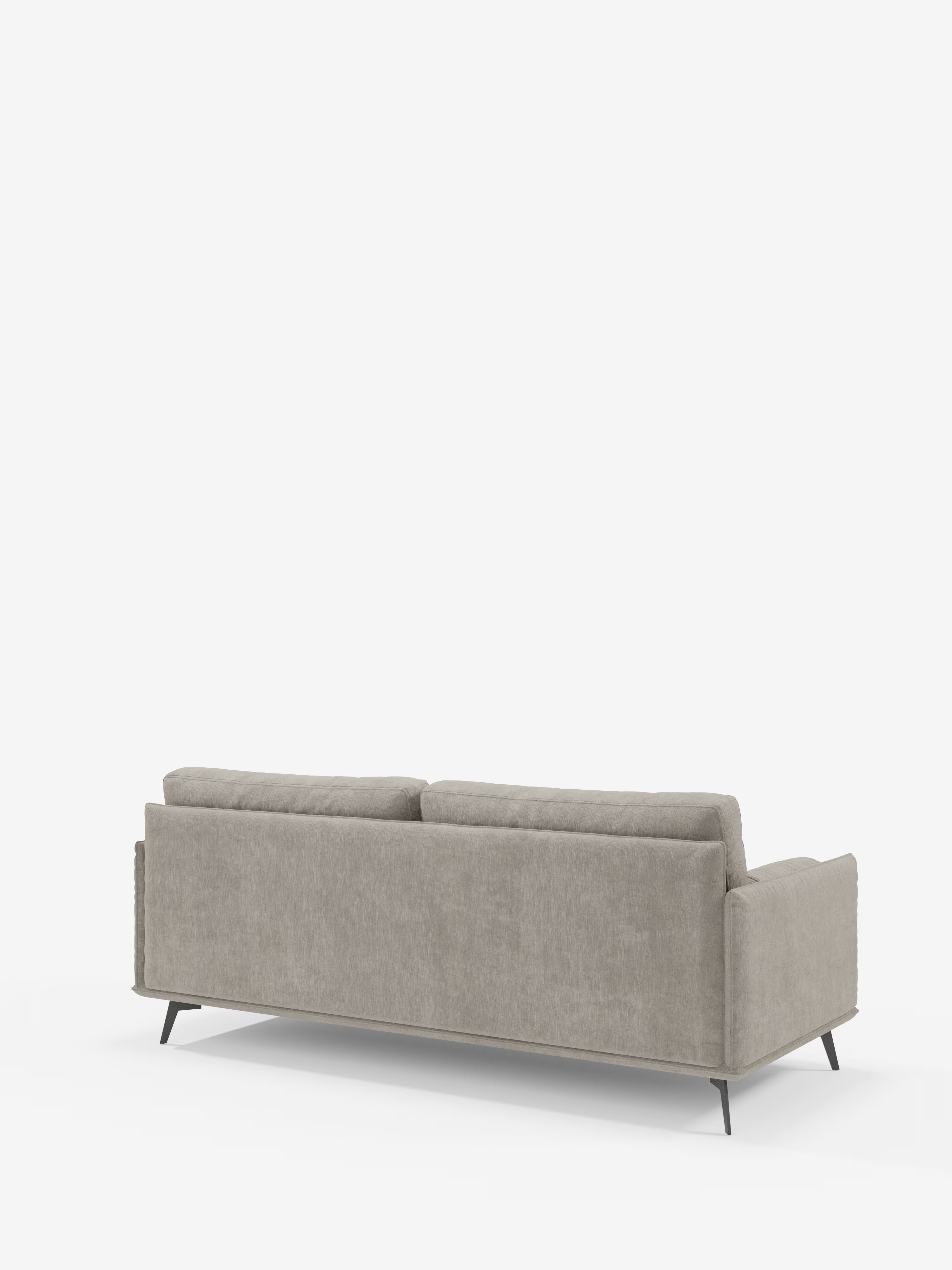 Ripreso di retro su sfondo bianco, il divano lineare Basalto a 2 o 3 posti di Divani.Store si caratterizza per un design moderno in beige chiaro, dalle linee pulite e con una base sottile in metallo nero. Rivestito in tessuto smacchiabile T31, questo divano è dotato di un unico cuscino di seduta, due cuscini dello schienale e ampi braccioli che ne definiscono lo stile minimalista e contemporaneo.