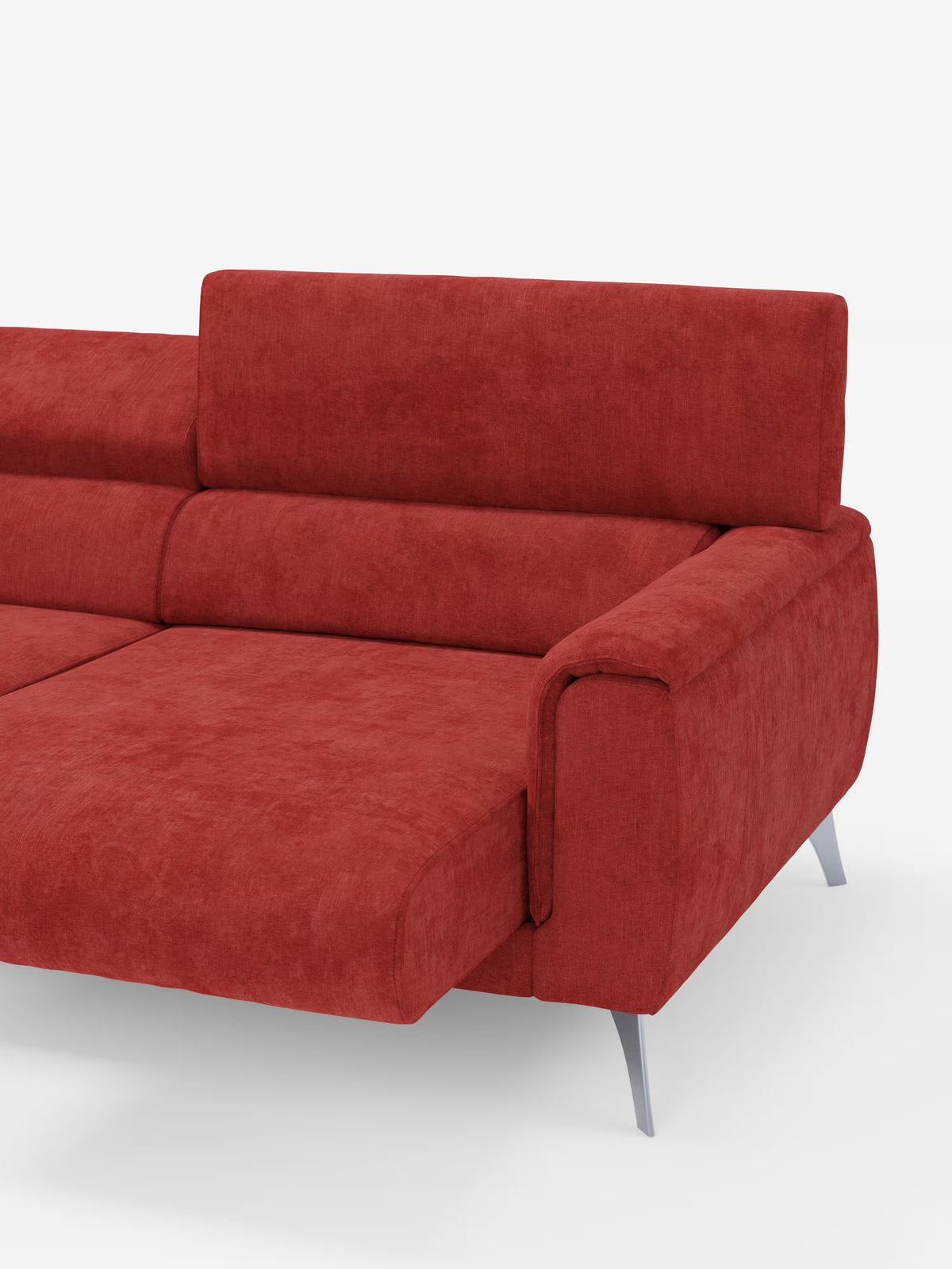 Un divano Caravaggio contemporaneo in tessuto rosso, a 2 e 3 posti, con sedute allungabili e poggiatesta reclinabili, firmato Divani.Store, caratterizzato da eleganti gambe cromate e da una chaise longue estesa, è ripreso su uno sfondo bianco a tinta unita. I braccioli imbottiti e il design minimalista dalle linee pulite lo rendono ideale per un soggiorno contemporaneo. È visibile solo il lato destro del divano.