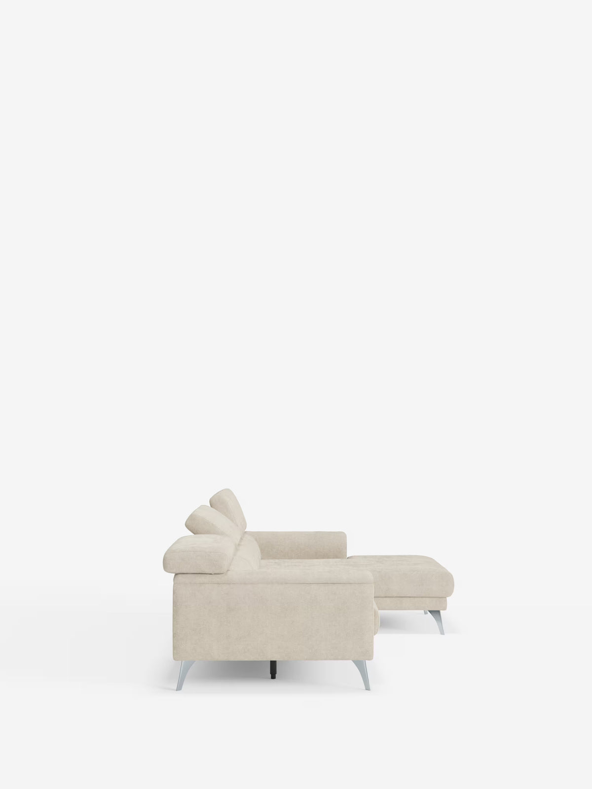Un moderno divano angolare Caravaggio color beige con penisola e sedute scorrevoli in tessuto smacchiabile T31 di Divani.Store è raffigurato di profilo su uno sfondo bianco a tinta unita. Questo elegante divano componibile presenta gambe in metallo, un’estensione a chaise longue a forma di L e due schienali angolari che gli conferiscono un aspetto pulito e minimalista.