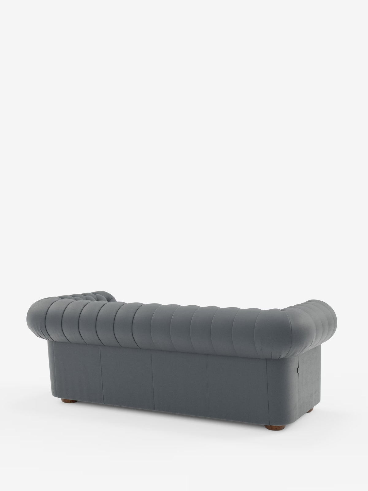 Un Chester grigio scuro – Divano Chesterfield in vera pelle spessorata a 2 e 3 posti di Divani.Store è raffigurato in una vista posteriore obliqua, caratterizzato da un rivestimento in pelle trapuntata con braccioli e schienale arrotondati, e poggiante su piedini corti e rotondi in legno su uno sfondo bianco a tinta unita. Questo elegante divano artigianale Made in Italy coniuga perfettamente uno stile intramontabile con la maestria artigianale.