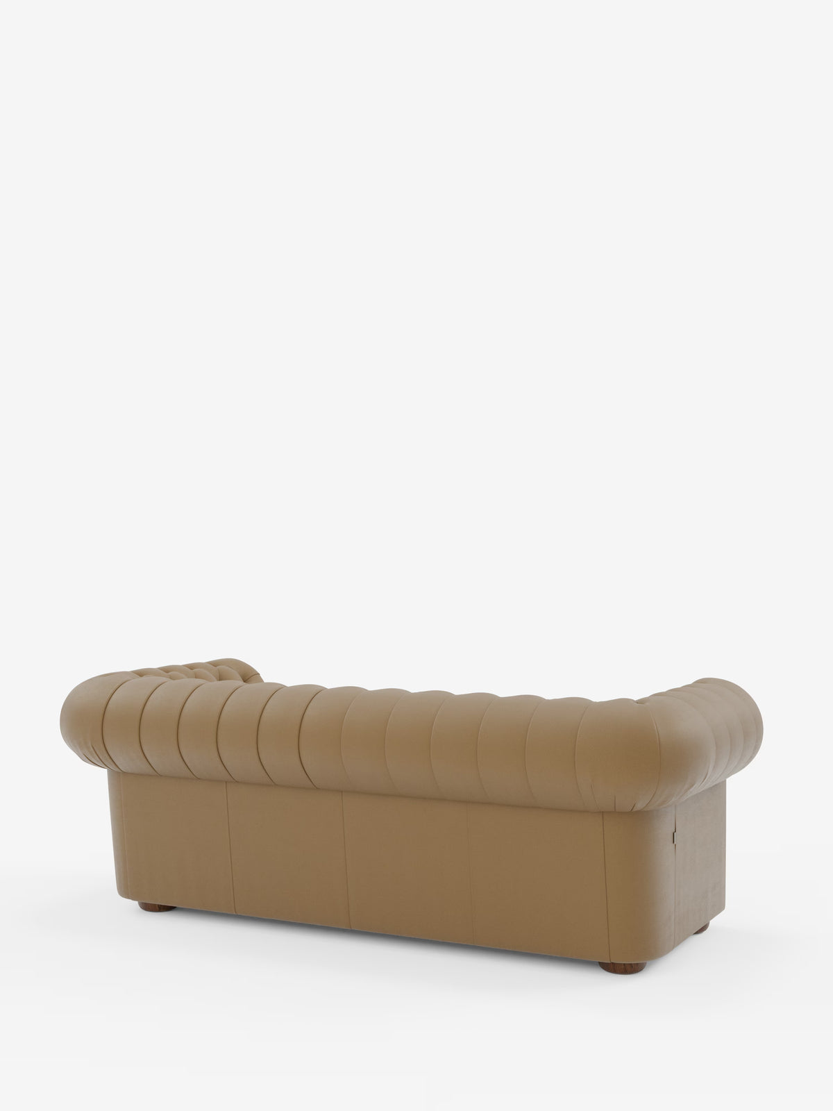 Un Chester color cuoio – Divano Chesterfield in vera pelle spessorata a 2 e 3 posti di Divani.Store, visto da dietro con rivestimento profondamente trapuntato, braccioli ricurvi che si allineano all’altezza dello schienale e gambe corte in legno su uno sfondo bianco a tinta unita: un divano elegante e artigianale Made in Italy.