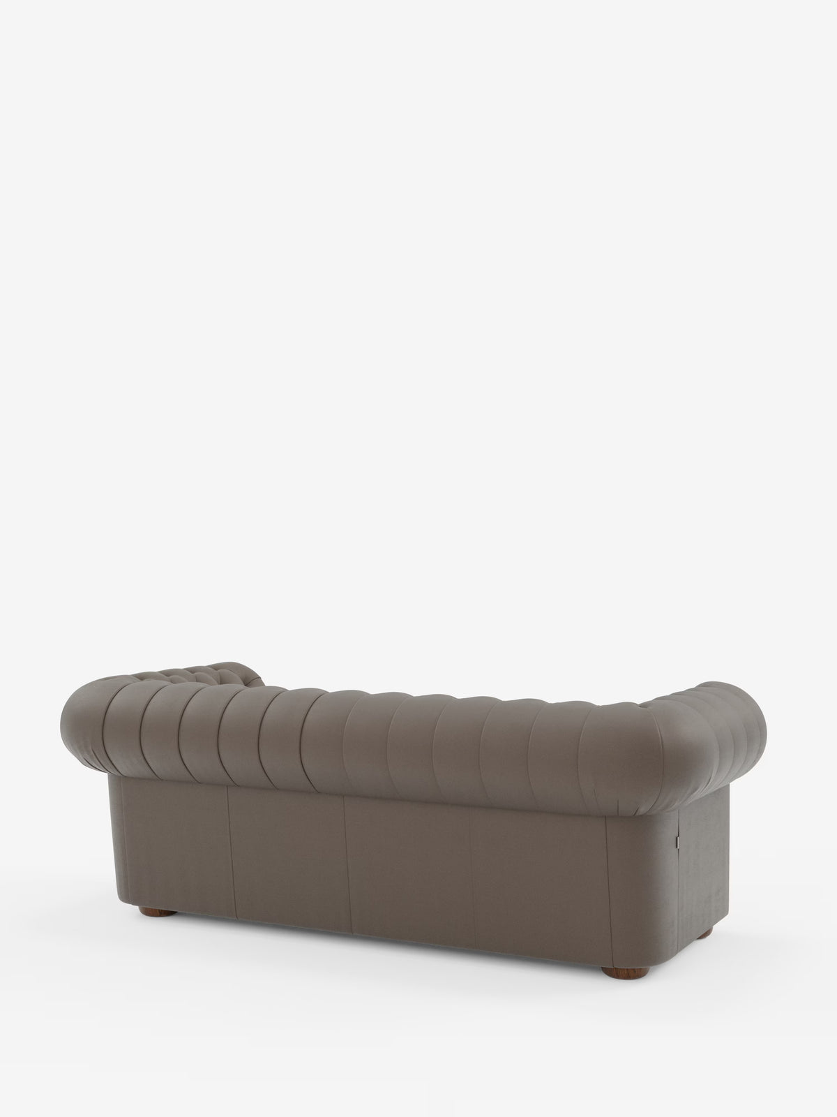 Un Chesterfield marrone – Divano Chesterfield in vera pelle spessorata a 2 e 3 posti di Divani.Store, con dettagli a capitonné, braccioli e schienale arrotondati, è ripreso di retro su uno sfondo bianco a tinta unita. Questo elegante divano artigianale italiano presenta gambe corte in legno e un rivestimento in vera pelle morbida e soffice.
