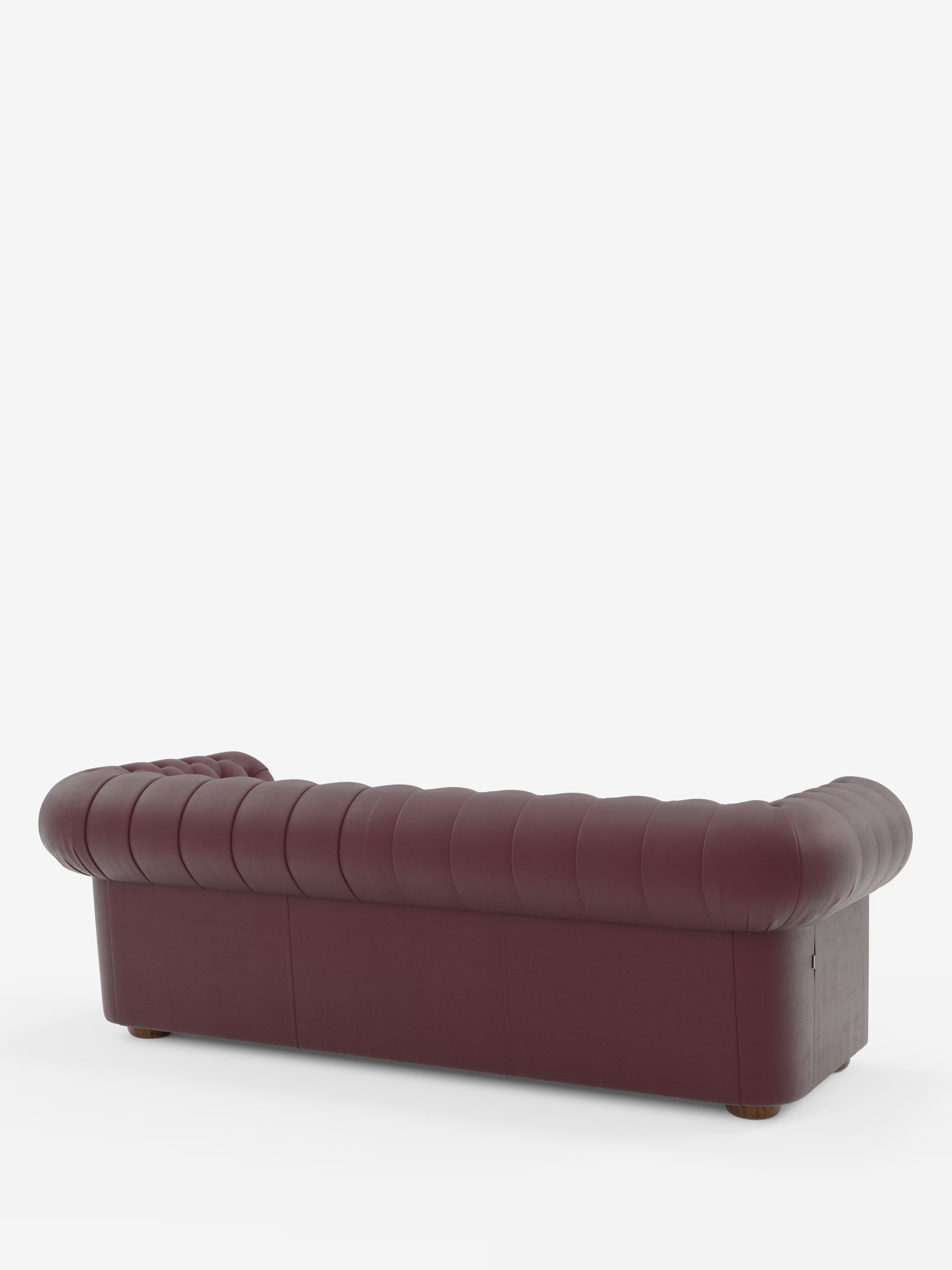 Un divano Chester 4 Posti 3 sedute color bordeaux in vera pelle – Chesterfield capitonné artigianale di Divani.Store è ripreso da un’angolazione posteriore. Realizzato a mano in vera pelle con dettagli artigianali, presenta schienale e braccioli arrotondati, una profonda trapuntatura senza bottoni e poggia su gambe corte e rotonde in legno. Lo sfondo è bianco a tinta unita.