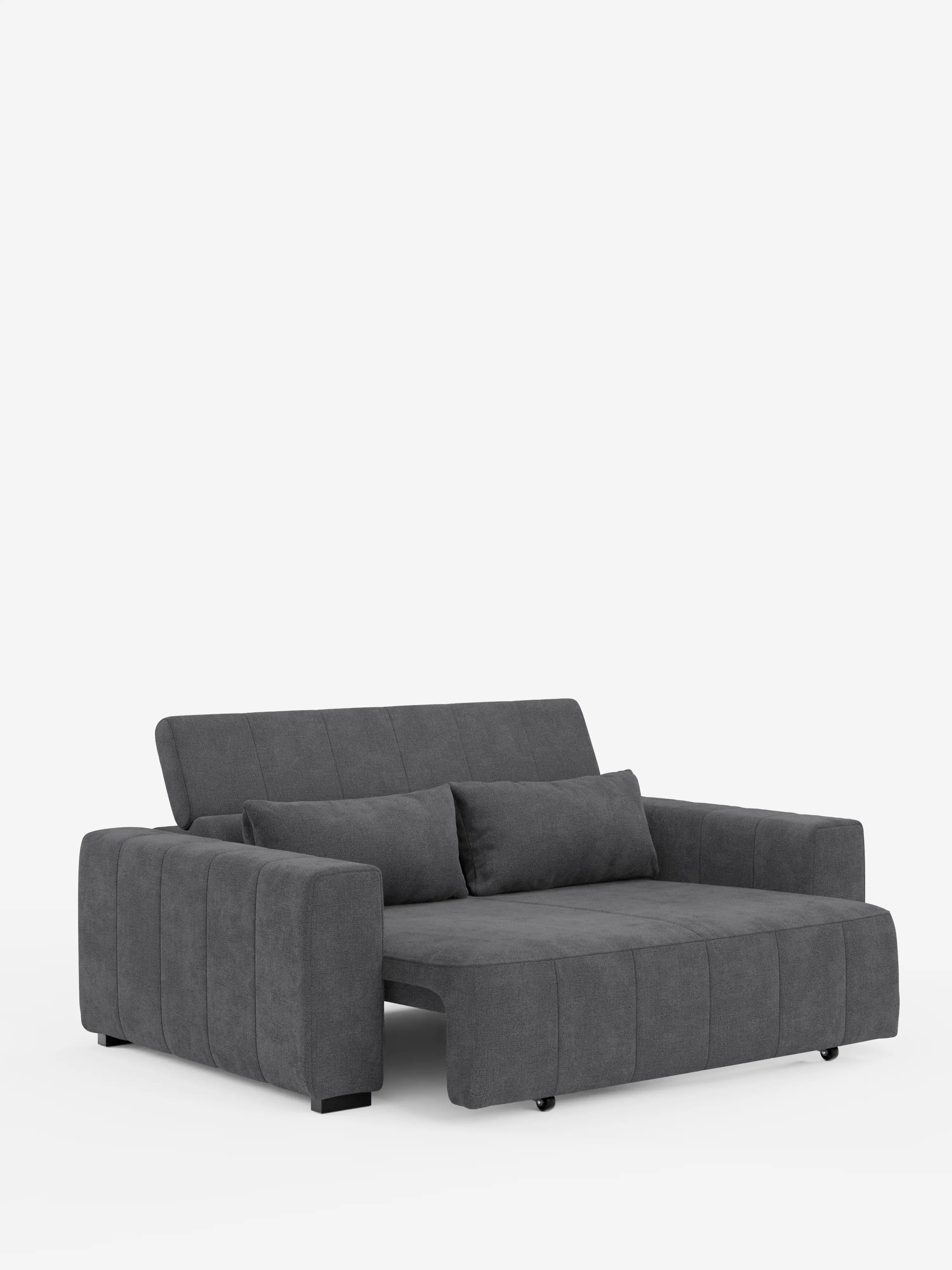 Un divano a 3 posti in stile dorico contemporaneo, color grigio scuro, di Divani.Store, rivestito in tessuto T23 facile da pulire, caratterizzato da ampi braccioli, due cuscini rettangolari abbinati, uno schienale basso con morbidi dettagli trapuntati verticali e sedute completamente estensibili grazie a un meccanismo relax elettrico. Il poggiatesta reclinabile e la seduta allungabile in stile chaise longue sono raffigurati completamente estesi a formare un letto su uno sfondo bianco a tinta unita.