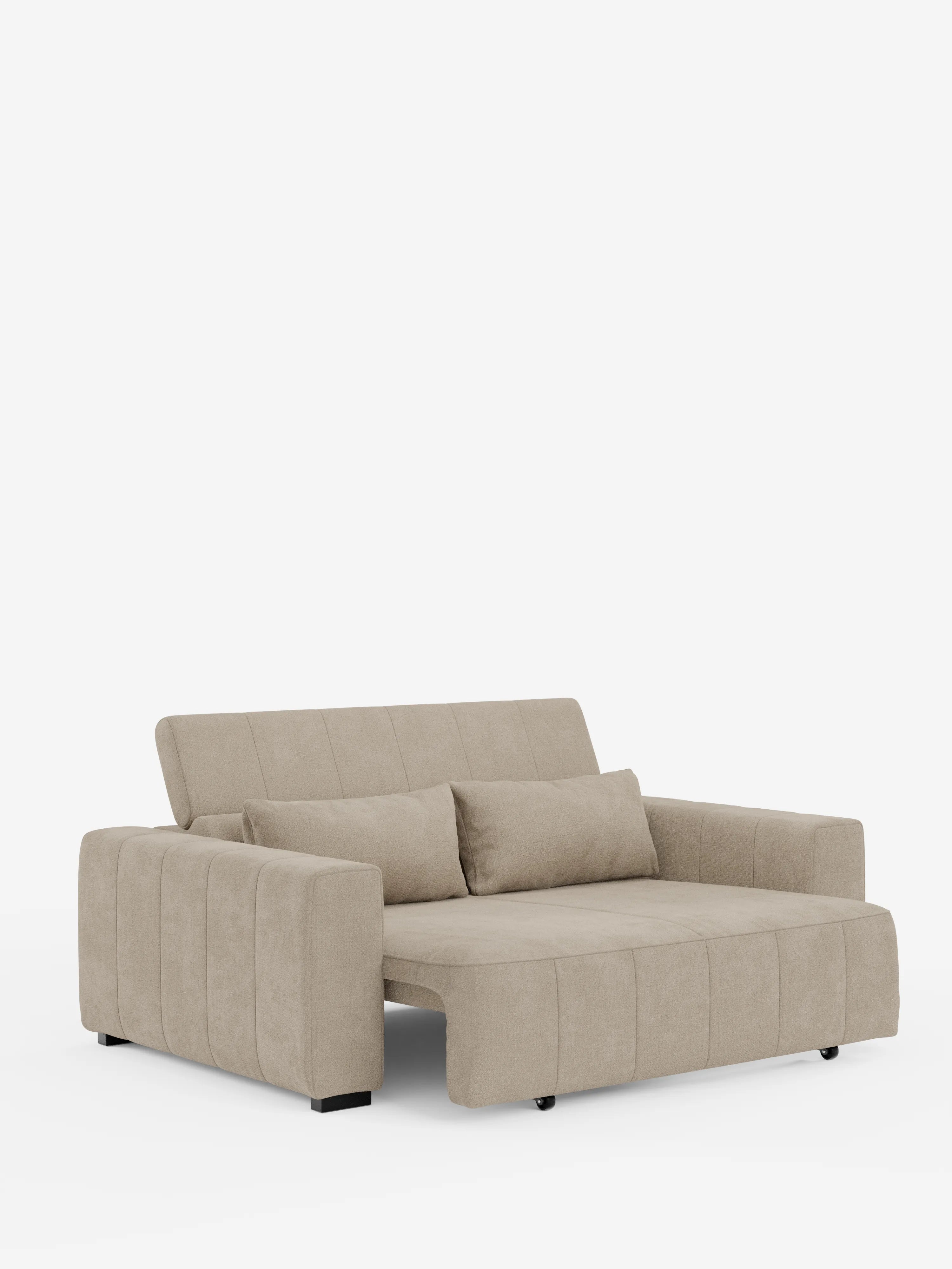 Un divano a 3 posti in stile dorico, moderno e color beige, firmato Divani.Store, caratterizzato da ampi braccioli, due cuscini rettangolari per lo schienale e raffinate cuciture verticali. Rivestito in tessuto T23 antimacchia e dotato di sedute estensibili elettricamente e di un poggiatesta reclinabile, il divano è qui raffigurato nella sua posizione estesa per mettere in risalto il suo design spazioso e dal profilo basso su uno sfondo bianco a tinta unita.