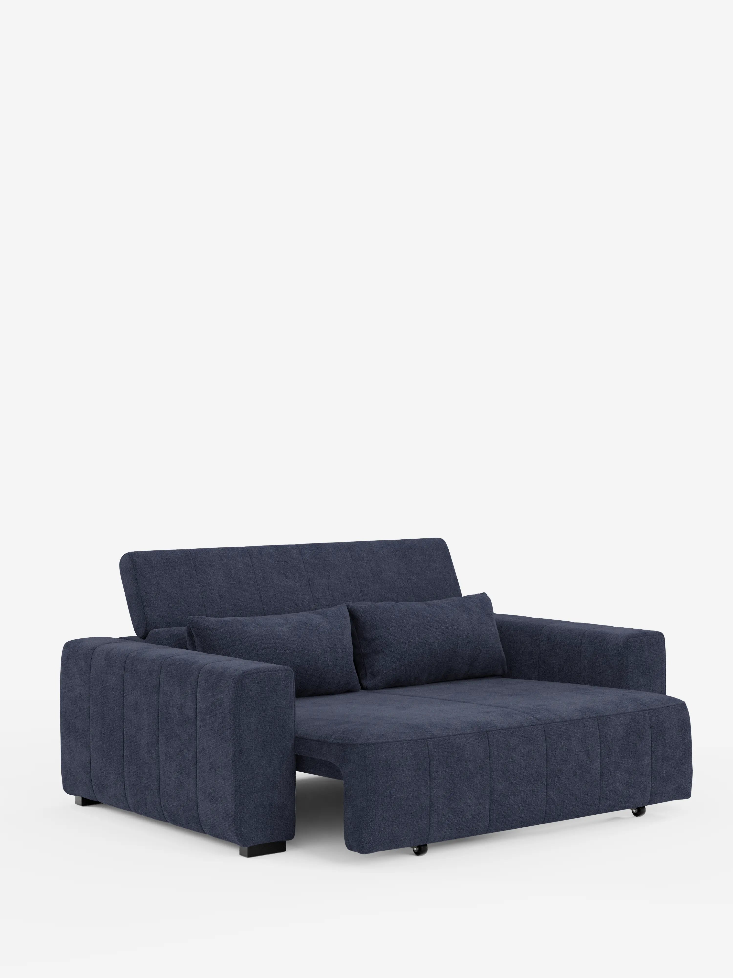 Un divano a 3 posti in stile dorico contemporaneo di Divani.Store, color blu scuro, caratterizzato da ampi braccioli, due cuscini rettangolari abbinati e cuciture verticali. Il divano letto è dotato di sezioni della seduta estensibili grazie a una funzione relax elettrica e di un poggiatesta reclinabile, il tutto rivestito in tessuto T23 facile da pulire. Immagine raffigurata su uno sfondo bianco a tinta unita.