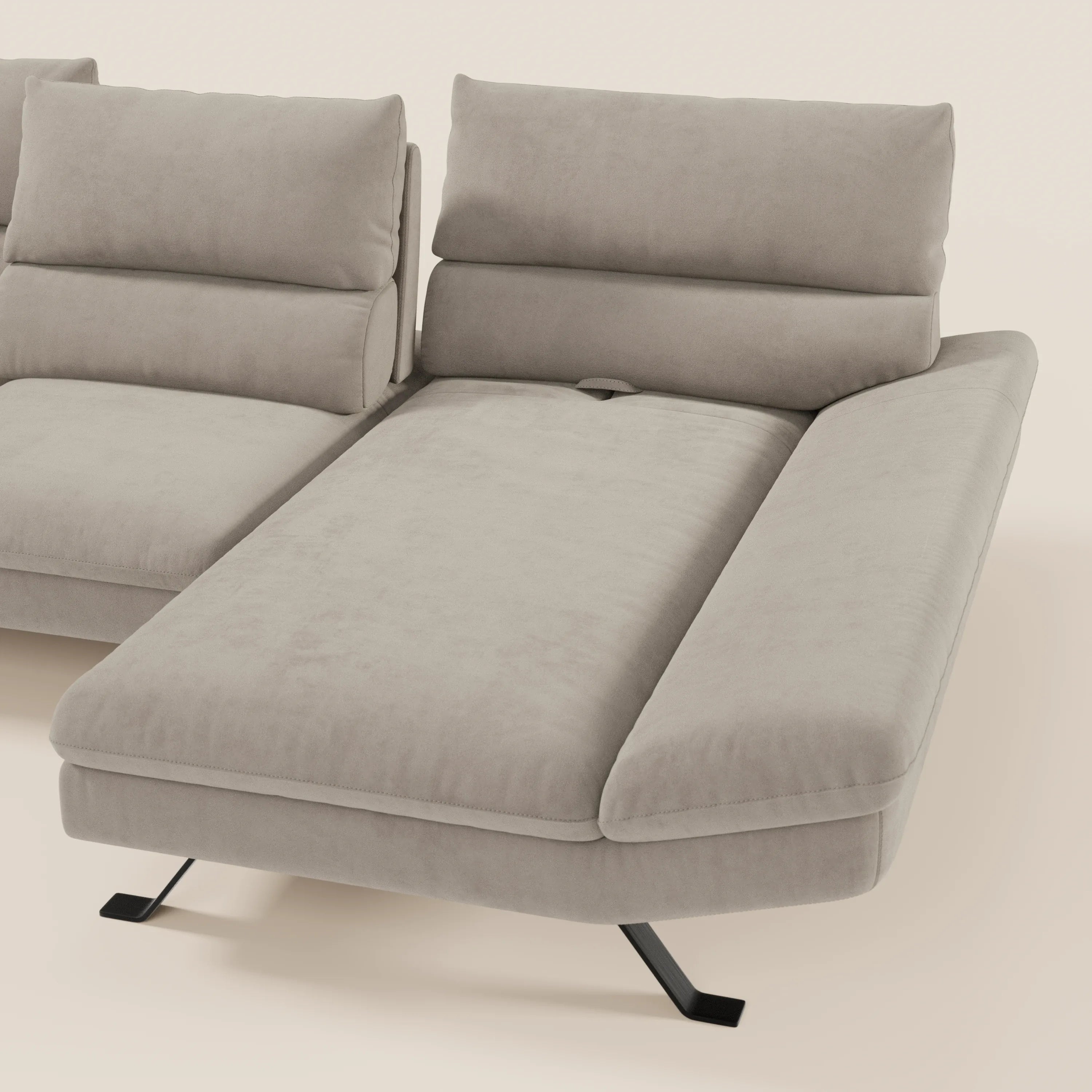 Il divano angolare Eclipse di Divani.Store è caratterizzato da un'ampia chaise longue, schienali traslanti, cuscini in feltro, braccioli imbottiti, gambe in metallo nero e rivestimento in microfibra antimacchia T11 in grigio chiaro.