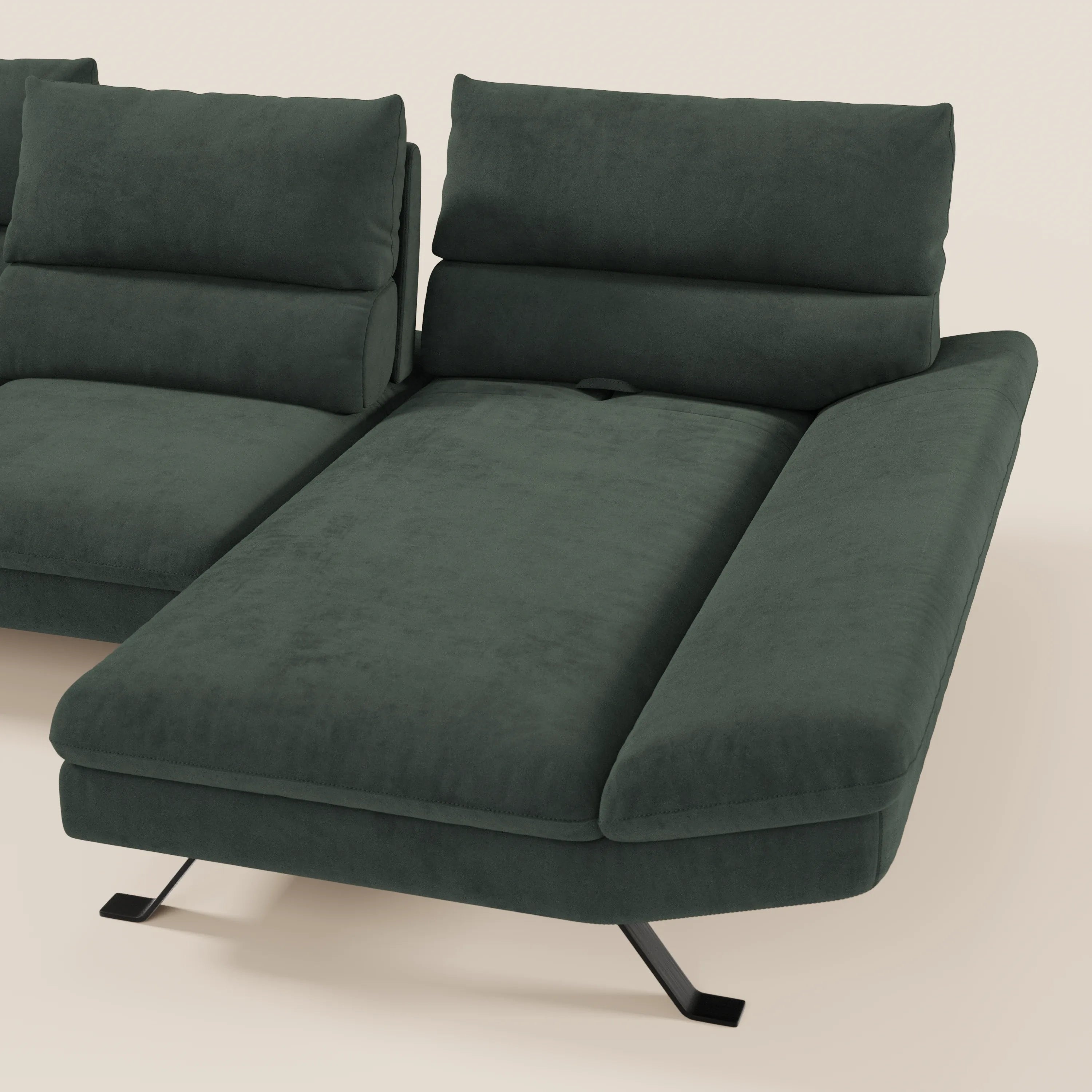 Il Divano Eclipse angolare con penisola e schienali traslanti di Divani.Store è caratterizzato da un rivestimento in microfibra T11 verde scuro antimacchia, cuscini morbidi, ampi braccioli, sottili gambe in metallo nero, una chaise allungabile e una spaziosa seduta. Sfondo chiaro.