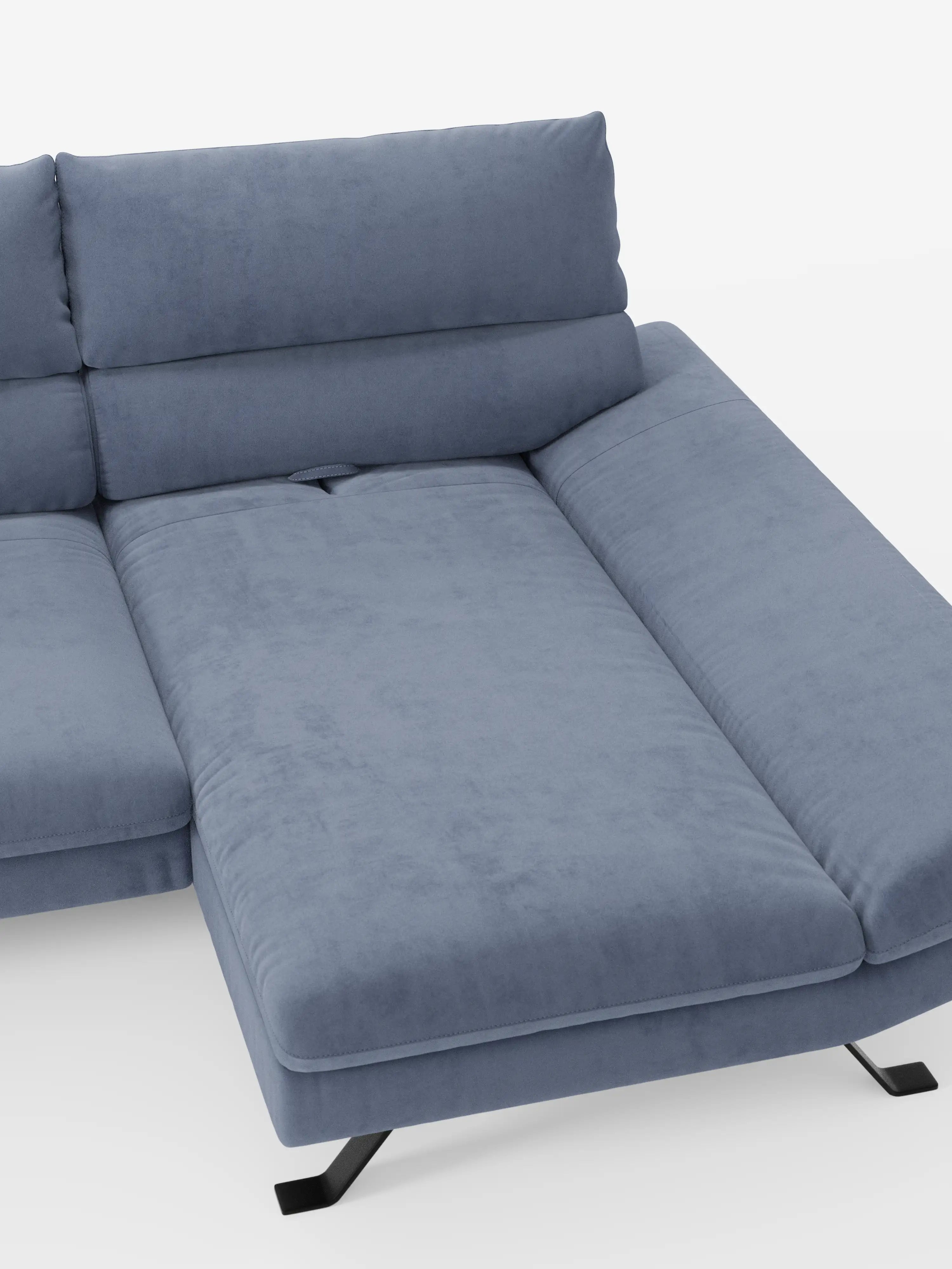 Il divano angolare Eclipse con penisola e schienali traslanti in microfibra tecnica smacchiabile T11 di Divani.Store viene presentato parzialmente aperto in posizione lounge, mettendo in risalto le sedute imbottite, gli ampi braccioli e le sottili gambe in metallo nero. Gli innovativi schienali traslanti offrono maggiore comfort e versatilità, mentre lo sfondo bianco a tinta unita mette in risalto il design contemporaneo del divano.