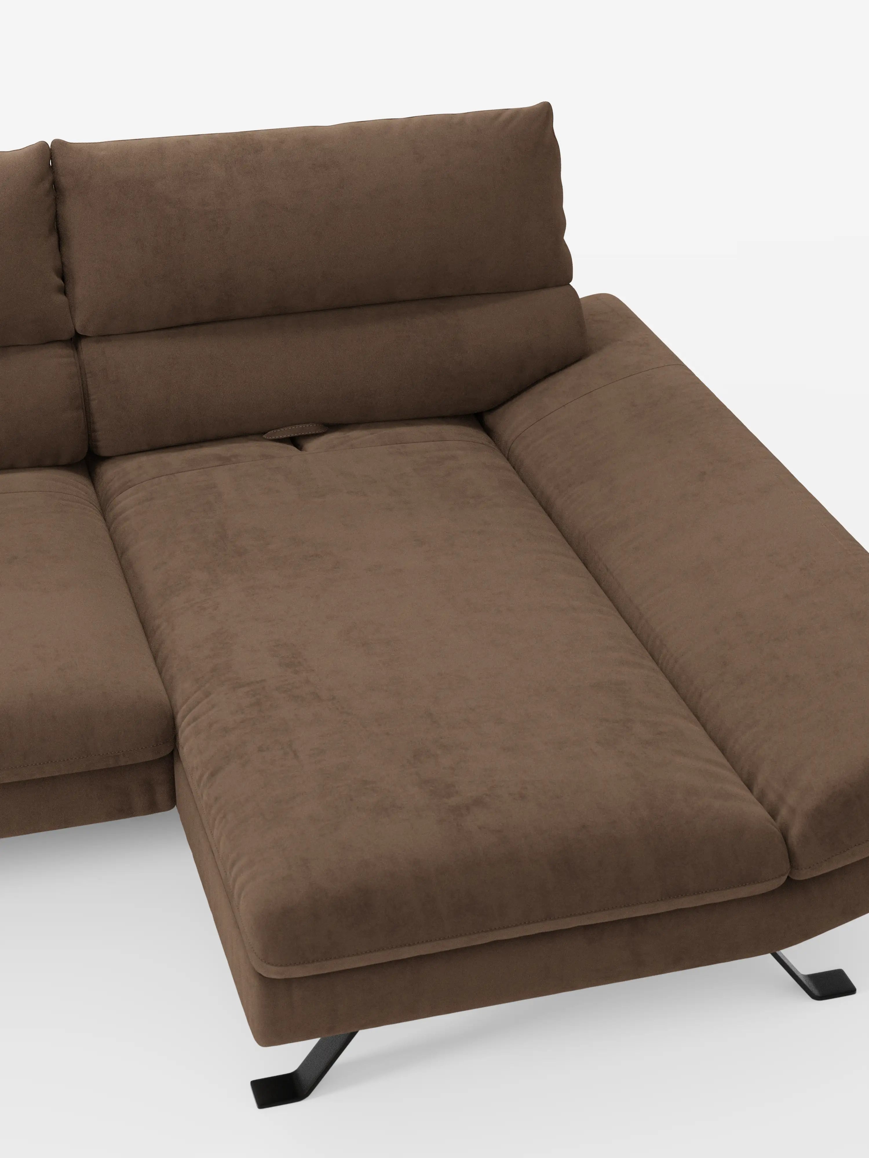 Il divano angolare Eclipse con penisola e schienali traslanti in microfibra tecnica smacchiabile T11 di Divani.Store è un divano a L di colore marrone con chaise longue, rivestito in morbida microfibra tecnica resistente alle macchie. È dotato di morbidi cuscini, ampi braccioli, schienali regolabili (schienali traslanti) per un maggiore comfort e gambe in metallo nero. Lo sfondo è bianco a tinta unita.