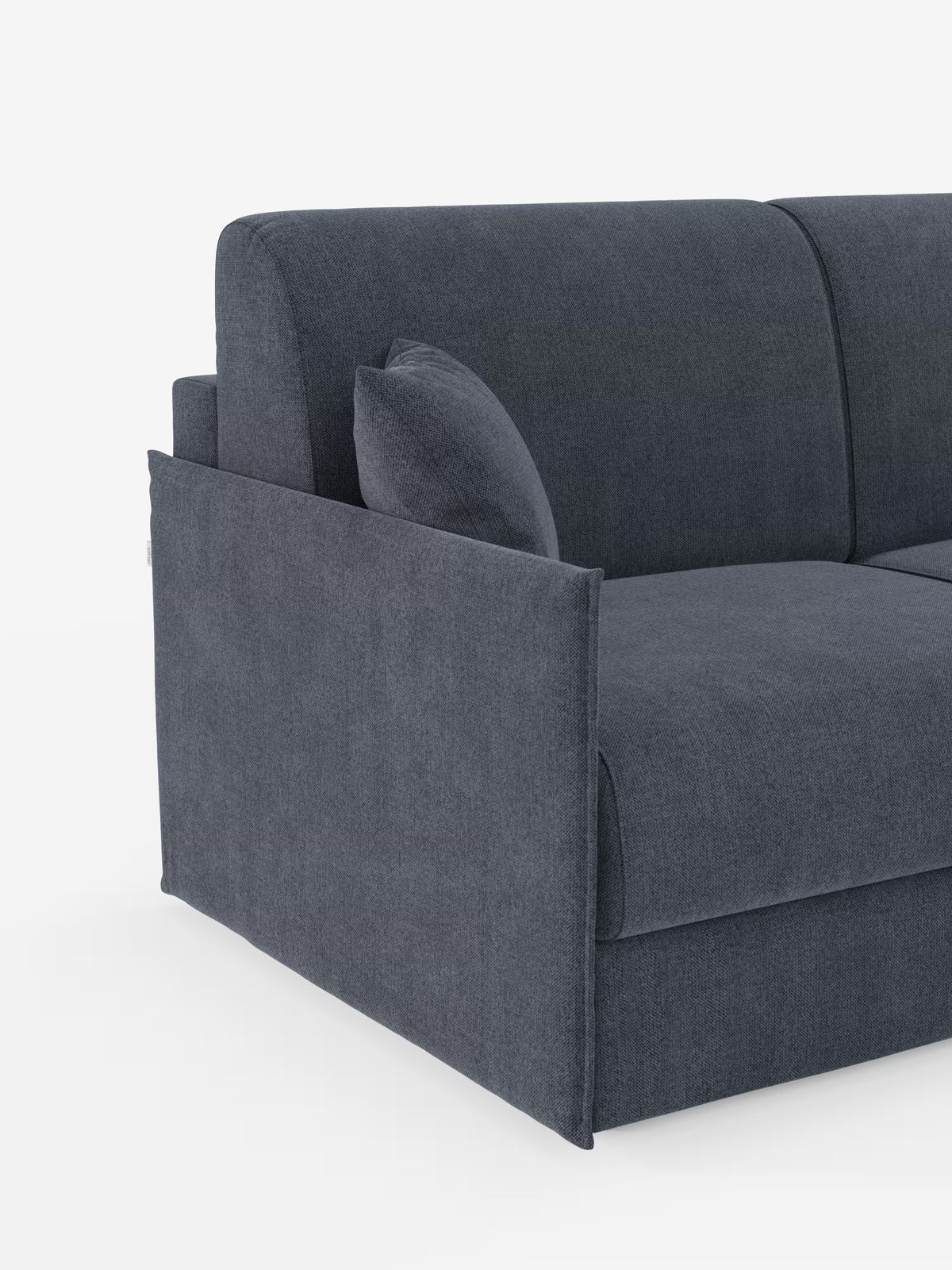 Un moderno divano letto angolare blu scuro Evans con penisola contenitore di Divani.Store, caratterizzato da braccioli squadrati, morbidi cuscini e un cuscino decorativo abbinato. Questo modello compatto, realizzato in tessuto T23 resistente alle macchie, è ripreso in una vista laterale angolata su uno sfondo bianco a tinta unita.