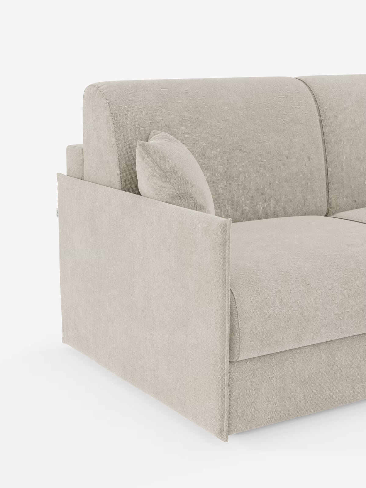 Un primo piano del divano letto angolare con penisola contenitore Evans di Divani.Store, rivestito in tessuto T23 beige chiaro smacchiabile, mette in risalto il bracciolo sinistro, il cuscino di seduta, lo schienale e un cuscino decorativo abbinato. Il design compatto e moderno dalle linee pulite risalta sullo sfondo bianco a tinta unita, evidenziando la morbida consistenza del divano.
