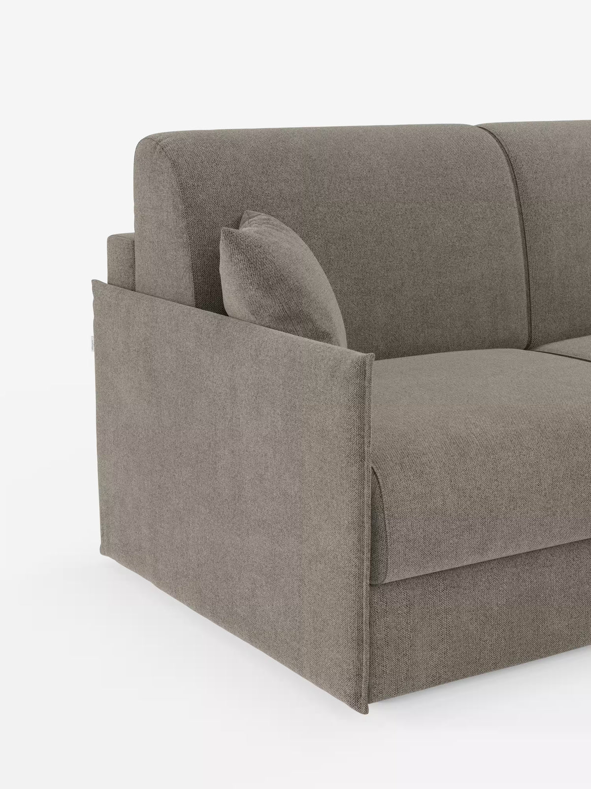 Viene mostrata una vista parziale del divano letto angolare con penisola contenitore Evans di Divani.Store, caratterizzato da un design moderno in tessuto T23 marrone chiaro, facile da pulire. L'immagine mette in risalto il bracciolo sinistro, la seduta e lo schienale con un cuscino coordinato, il tutto su uno sfondo bianco a tinta unita. Con la sua silhouette compatta e lo stile versatile, questo divano minimalista e contemporaneo è perfetto come divano matrimoniale o come divano letto angolare adattabile