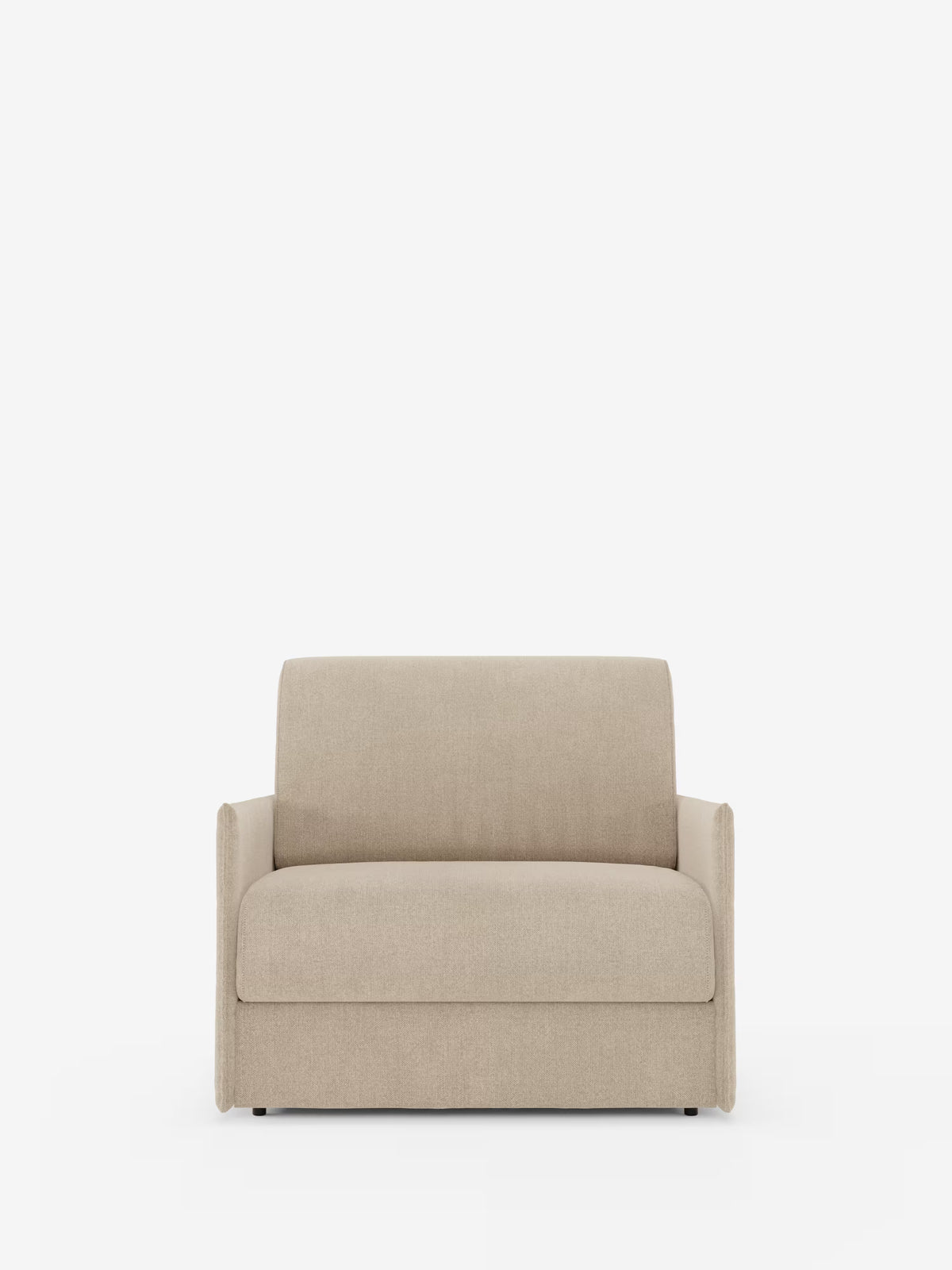 La poltrona letto compatta Evans con materasso di Divani.Store è una moderna poltrona letto di colore beige caratterizzata da linee rette, braccioli piatti e seduta e schienale imbottiti, rivestiti in tessuto T23 a tinta unita, sfoderabile e antimacchia. Su uno sfondo bianco a tinta unita, il suo design semplice e minimalista offre una soluzione salvaspazio ideale per gli interni contemporanei.