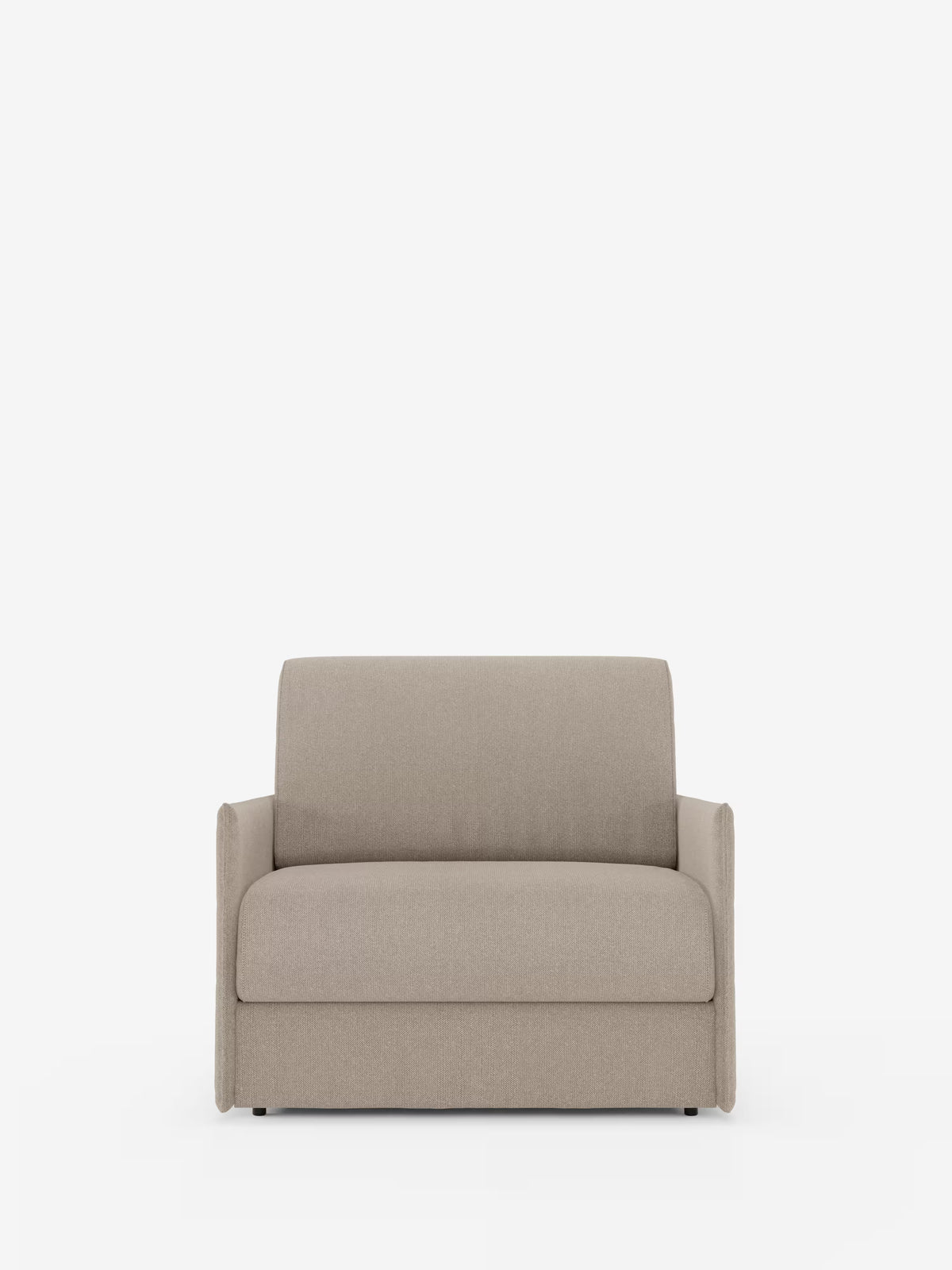 La poltrona letto compatta Evans con materasso di Divani.Store, qui raffigurata in tessuto T23 beige antimacchia, presenta un design moderno e minimalista con braccioli dritti, seduta imbottita e schienale semplice. Le sue linee pulite e l’assenza di elementi decorativi la rendono una poltrona letto salvaspazio ideale per gli spazi abitativi ridotti; è inoltre dotata di un pratico materasso da 70 x 197 cm. Il rivestimento è completamente sfoderabile per facilitare la pulizia e si distingue su uno sfondo