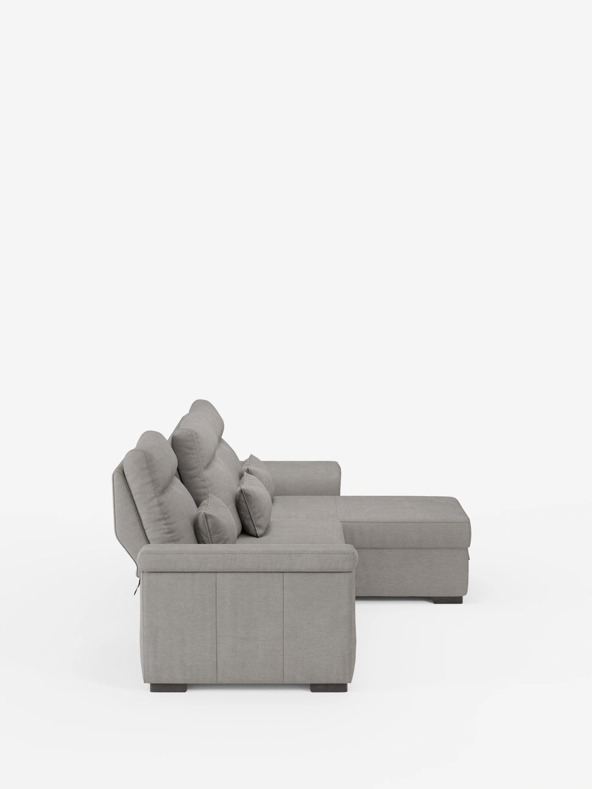 Un divano letto angolare Ischia di colore grigio chiaro con schienali scorrevoli, elemento estraibile e penisola contenitore in tessuto antimacchia misto lino, dotato di chaise longue, cuscini dello schienale regolabili, due cuscini decorativi e piedini a blocco scuri.