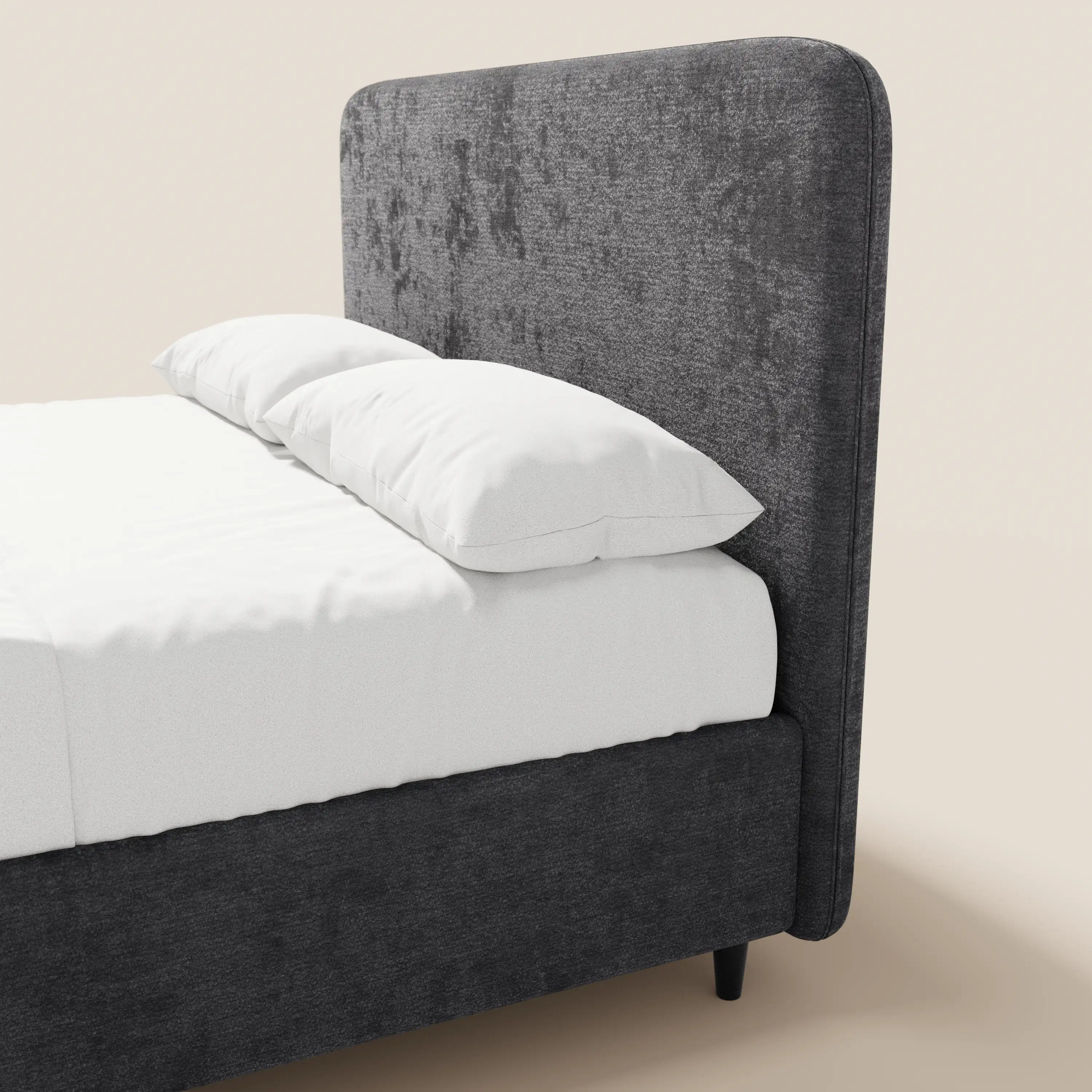 Il letto imbottito KAELOS minimal di Letti.store si caratterizza per l'elegante tessuto in ciniglia, le gambe alte, la testiera arcuata e il vano contenitore. Nella foto è raffigurato con biancheria da letto e cuscini bianchi su uno sfondo beige, per un look raffinato e contemporaneo.