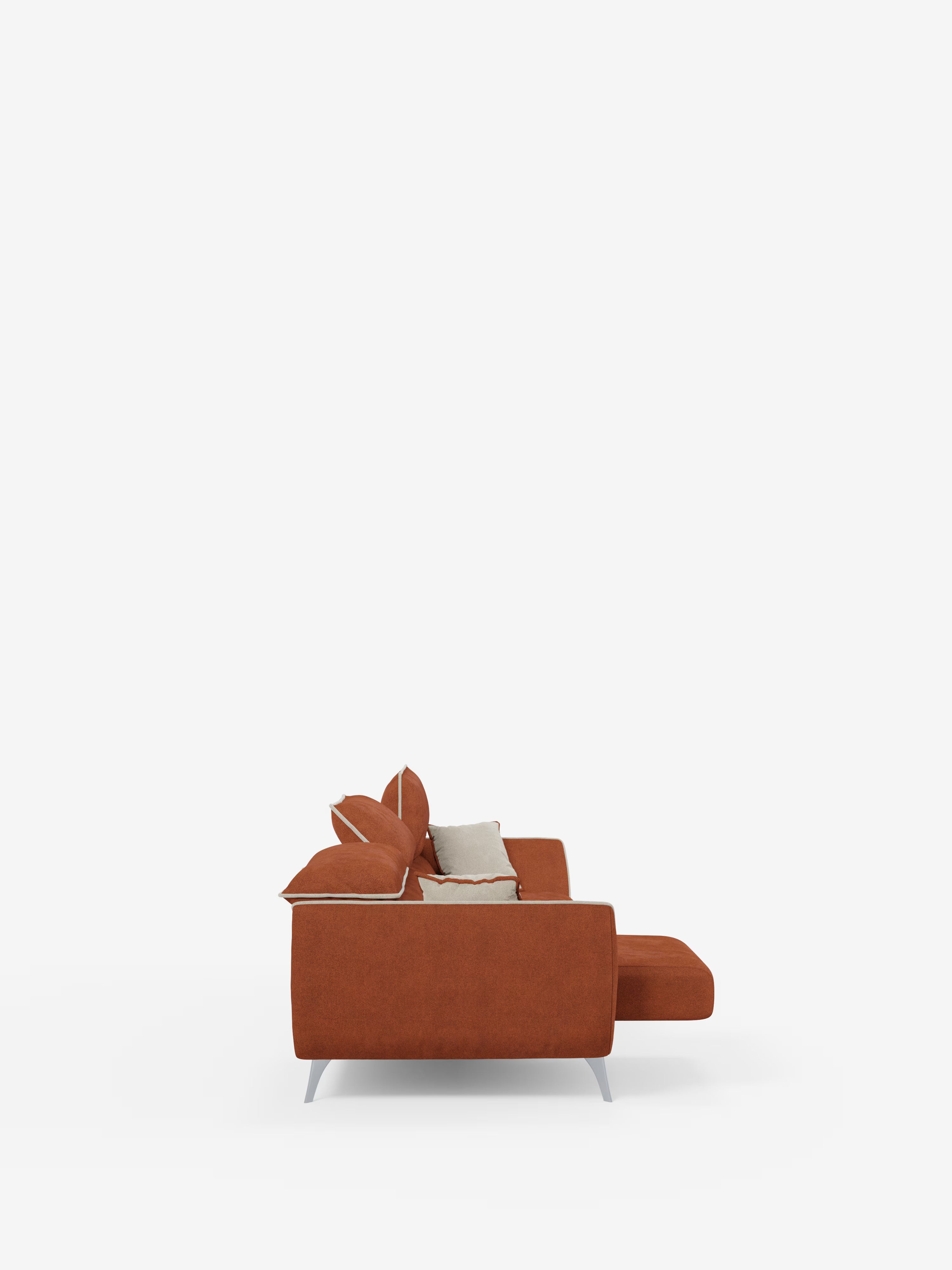 Una vista laterale del divano componibile bicolore Michelangelo 4 Posti di Divani.Store, caratterizzato da tre sedute estensibili, tessuto T23 resistente alle macchie nei toni dell'arancio ruggine, gambe in metallo, due cuscini arancioni e un cuscino beige chiaro, il tutto su uno sfondo bianco a tinta unita.