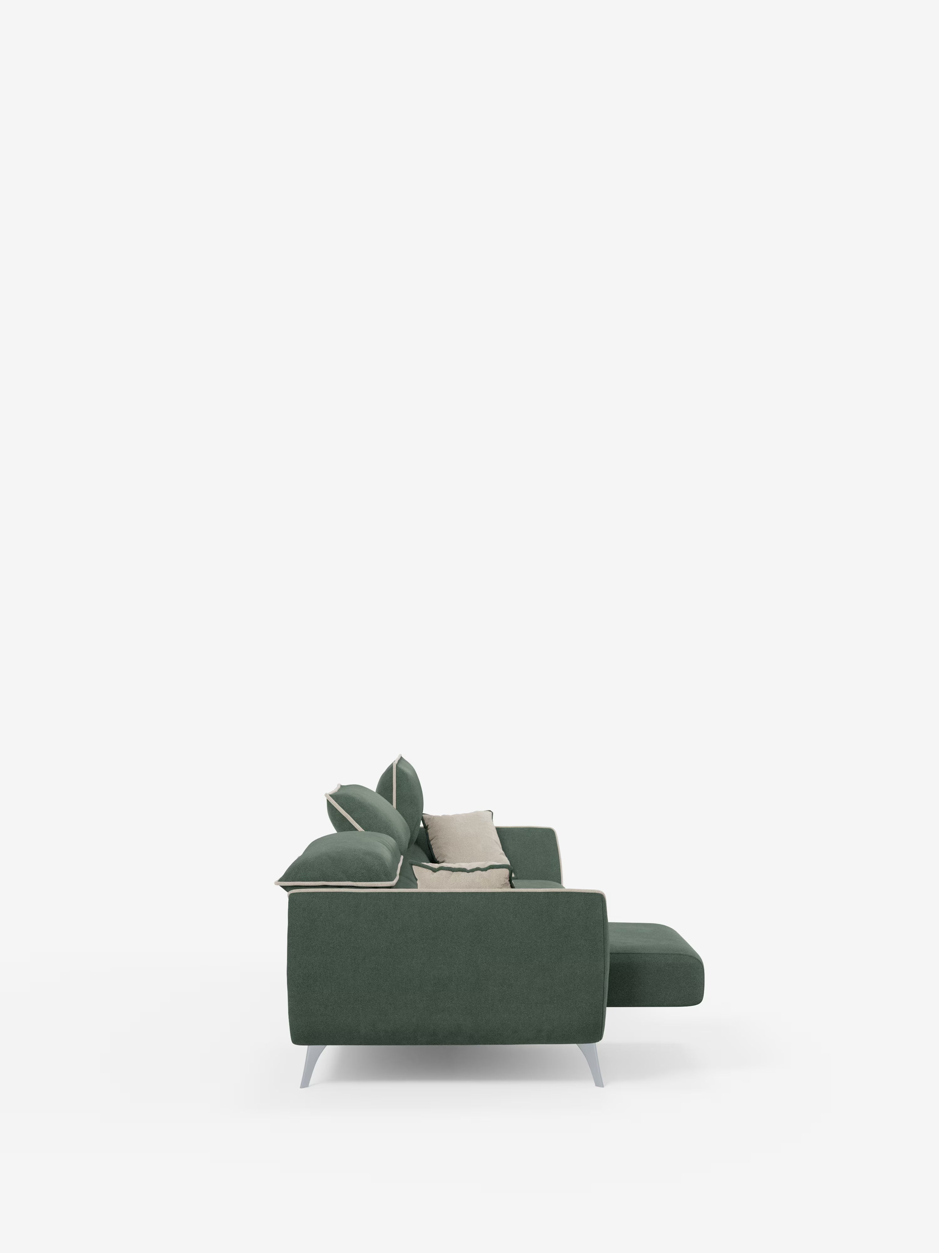 Il divano Michelangelo 4 Posti bicolore di Divani.Store — un divano contemporaneo di lusso rivestito in tessuto T23 smacchiabile verde scuro, con tre sedute estraibili, poggiatesta regolabili, gambe di colore chiaro e due cuscini decorativi beige — è ripreso su uno sfondo bianco a tinta unita, in una vista laterale che ne mostra la chaise longue integrata rivolta verso destra.