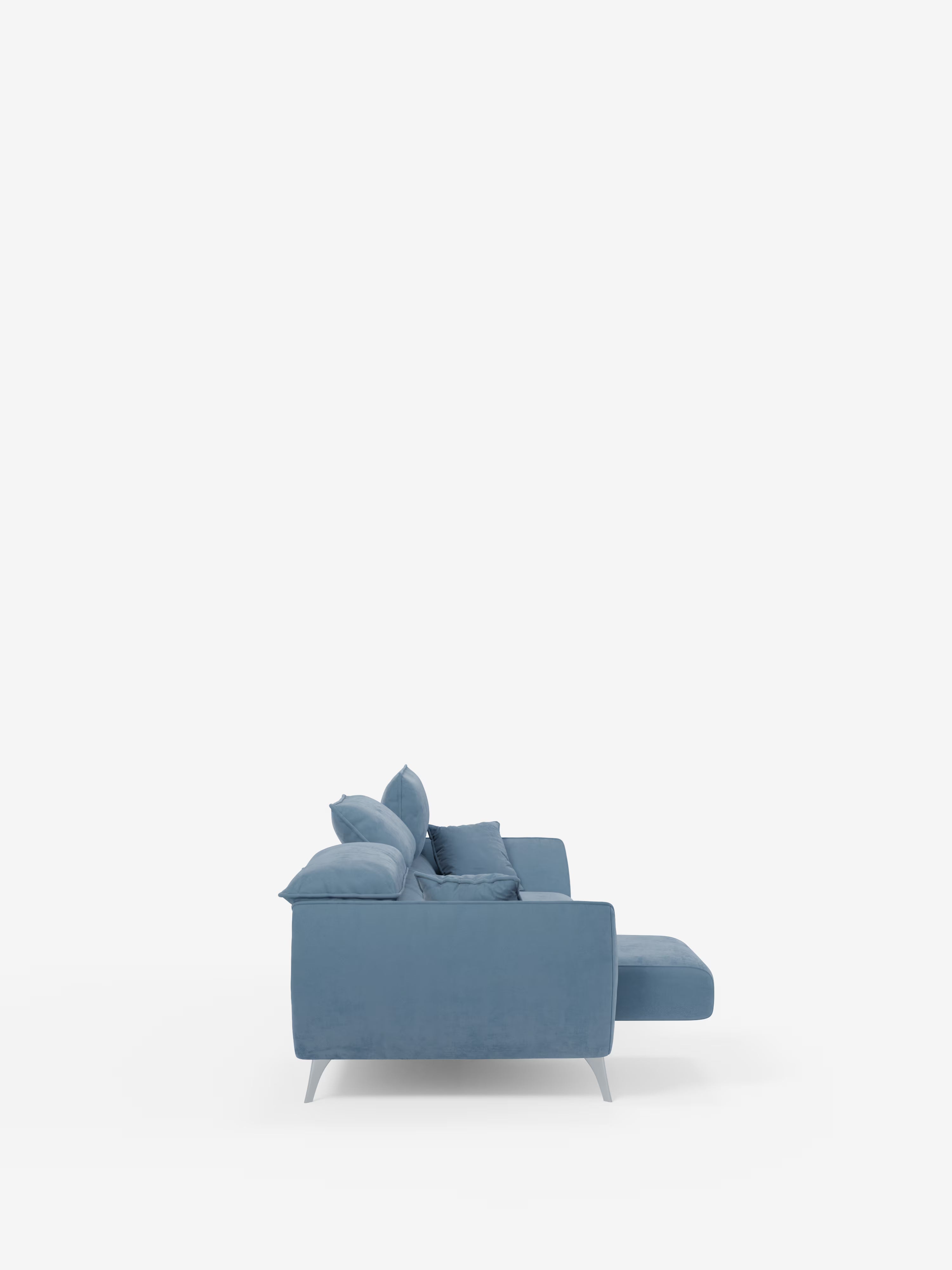 Vista laterale del divano Michelangelo 4 Posti di Divani.Store, un moderno divano blu rivestito in elegante tessuto vellutino T30 antimacchia, dotato di tre cuscini di seduta estensibili, tre cuscini dello schienale con poggiatesta reclinabili, gambe sottili e angolate e una chaise longue sul lato destro. Composizione minimalista su uno sfondo bianco a tinta unita con ampio spazio vuoto nella parte superiore.