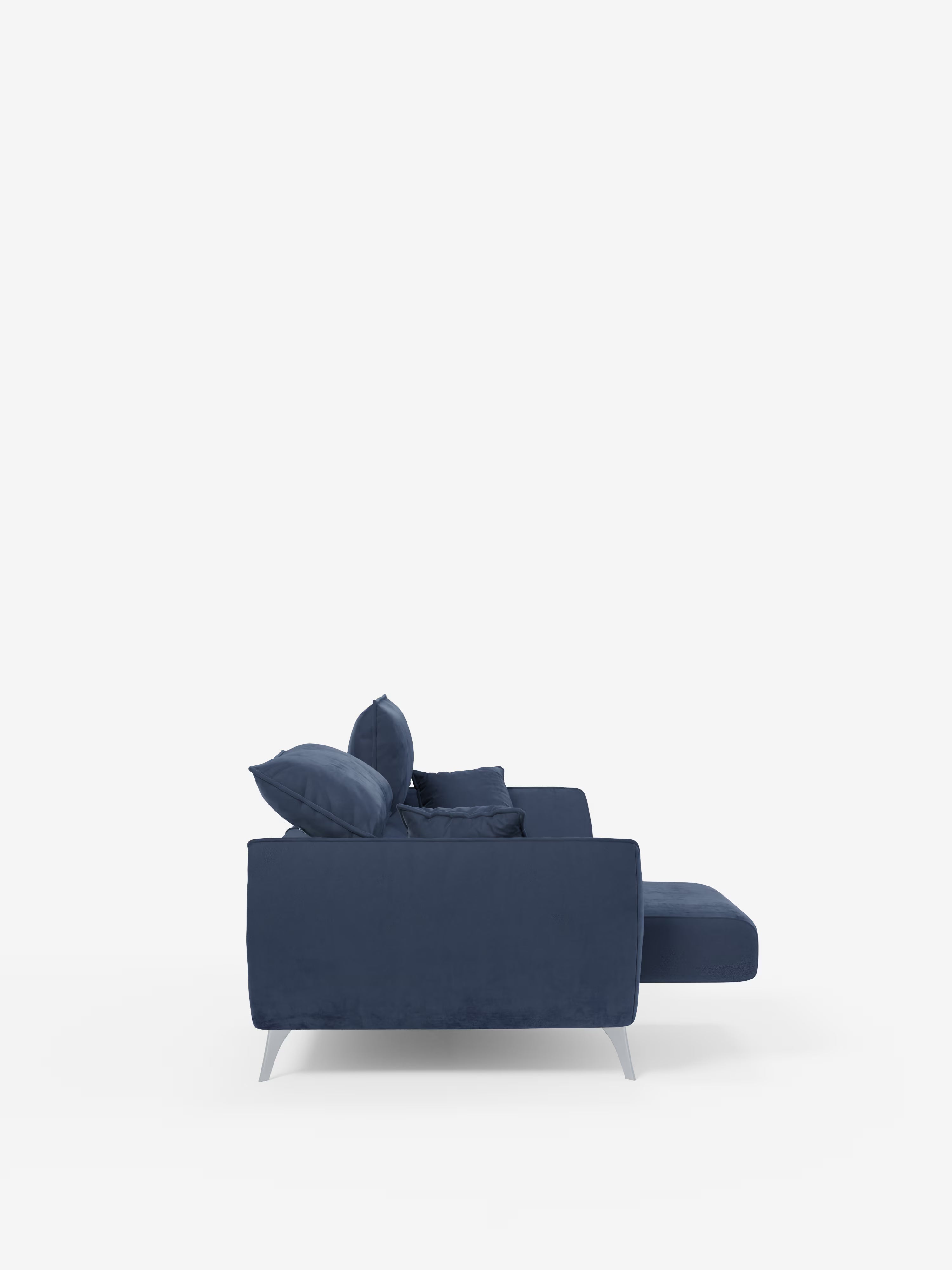 Vista laterale del divano Michelangelo a 2 e 3 posti con sedute allungabili e poggiatesta reclinabili in tessuto smacchiabile T30 di Divani.Store, qui raffigurato in blu navy con due grandi cuscini, gambe angolari in metallo e un'estensione a chaise longue su uno sfondo bianco a tinta unita. Questo divano minimalista e contemporaneo offre sedute allungabili per un comfort regolabile, rendendolo ideale per esigenze di seduta versatili.