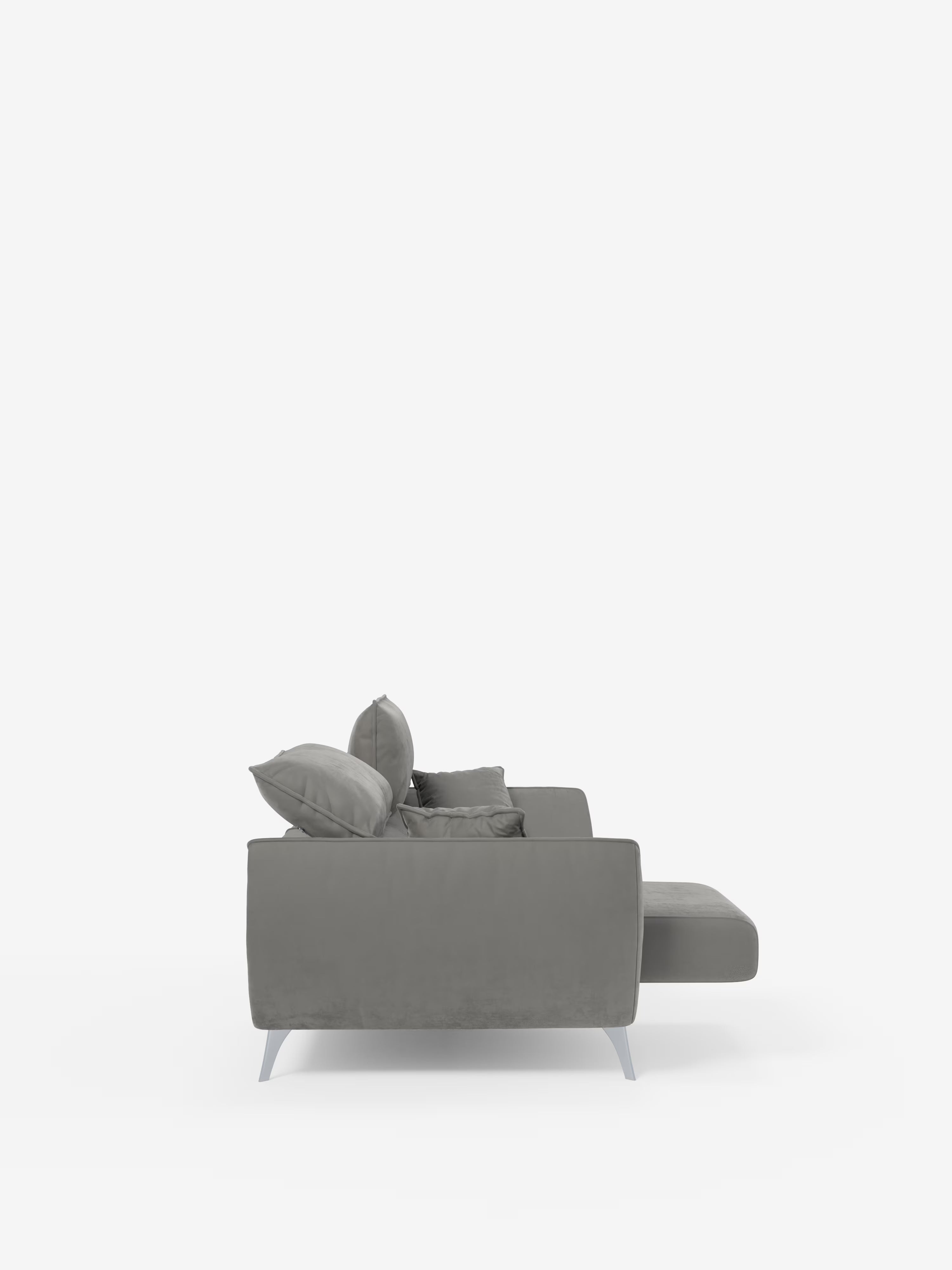 Vista laterale del divano Michelangelo a 2 e 3 posti con sedute allungabili e poggiatesta reclinabili in tessuto smacchiabile T30 di Divani.Store, caratterizzato da un elegante rivestimento grigio, gambe in metallo e sedute regolabili in morbido tessuto facile da pulire. Il design minimalista mette in risalto linee pulite e diritte e un comfort moderno, il tutto su uno sfondo bianco a tinta unita.