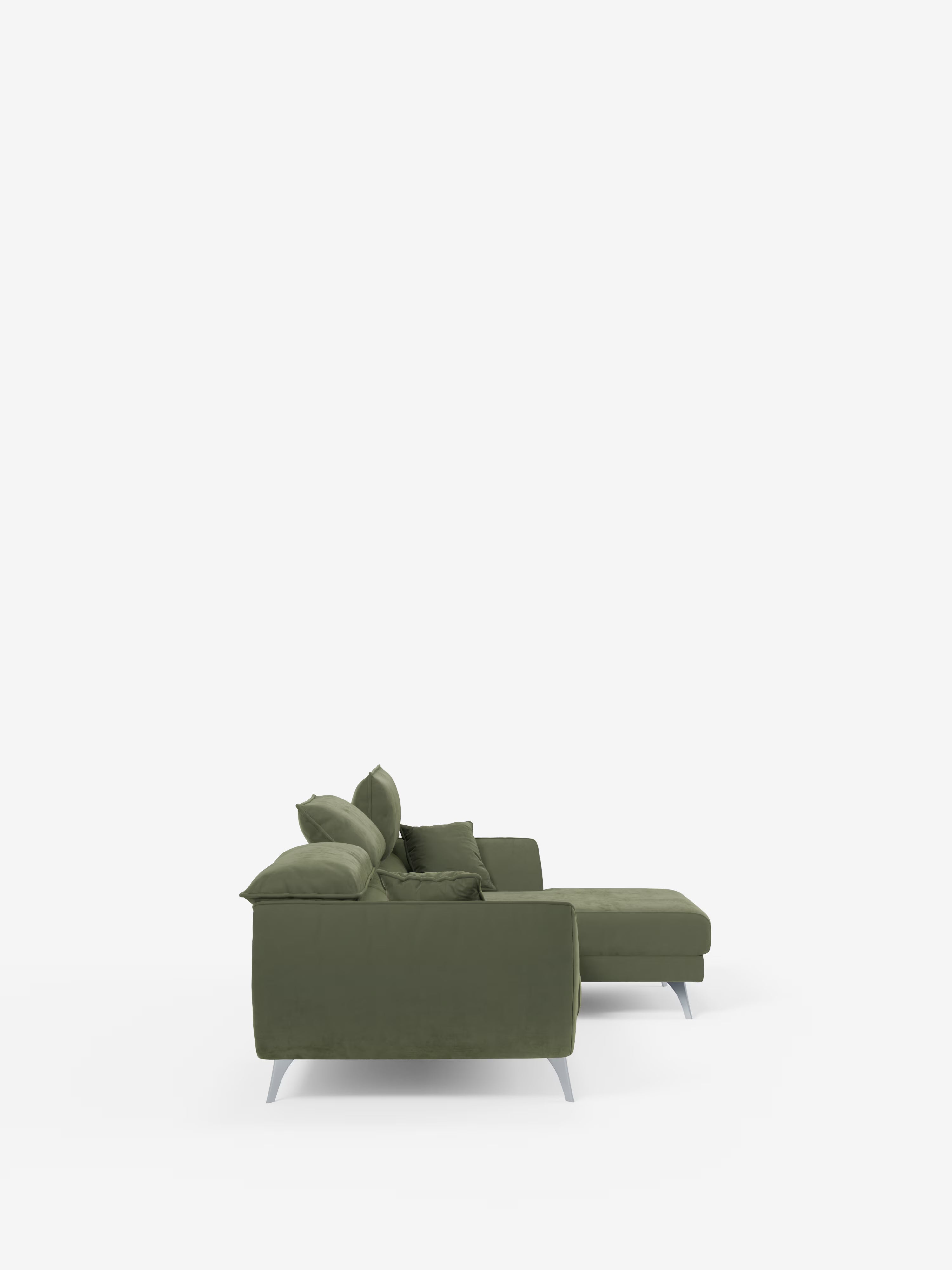 Vista laterale del divano angolare con penisola e sedute estensibili “Michelangelo” di Divani.Store, presentato in una moderna tonalità di verde oliva con chaise longue, gambe angolari argentate, morbidi cuscini e poggiatesta regolabili, rivestiti in raffinato tessuto T30 effetto velluto antimacchia, su uno sfondo bianco a tinta unita.