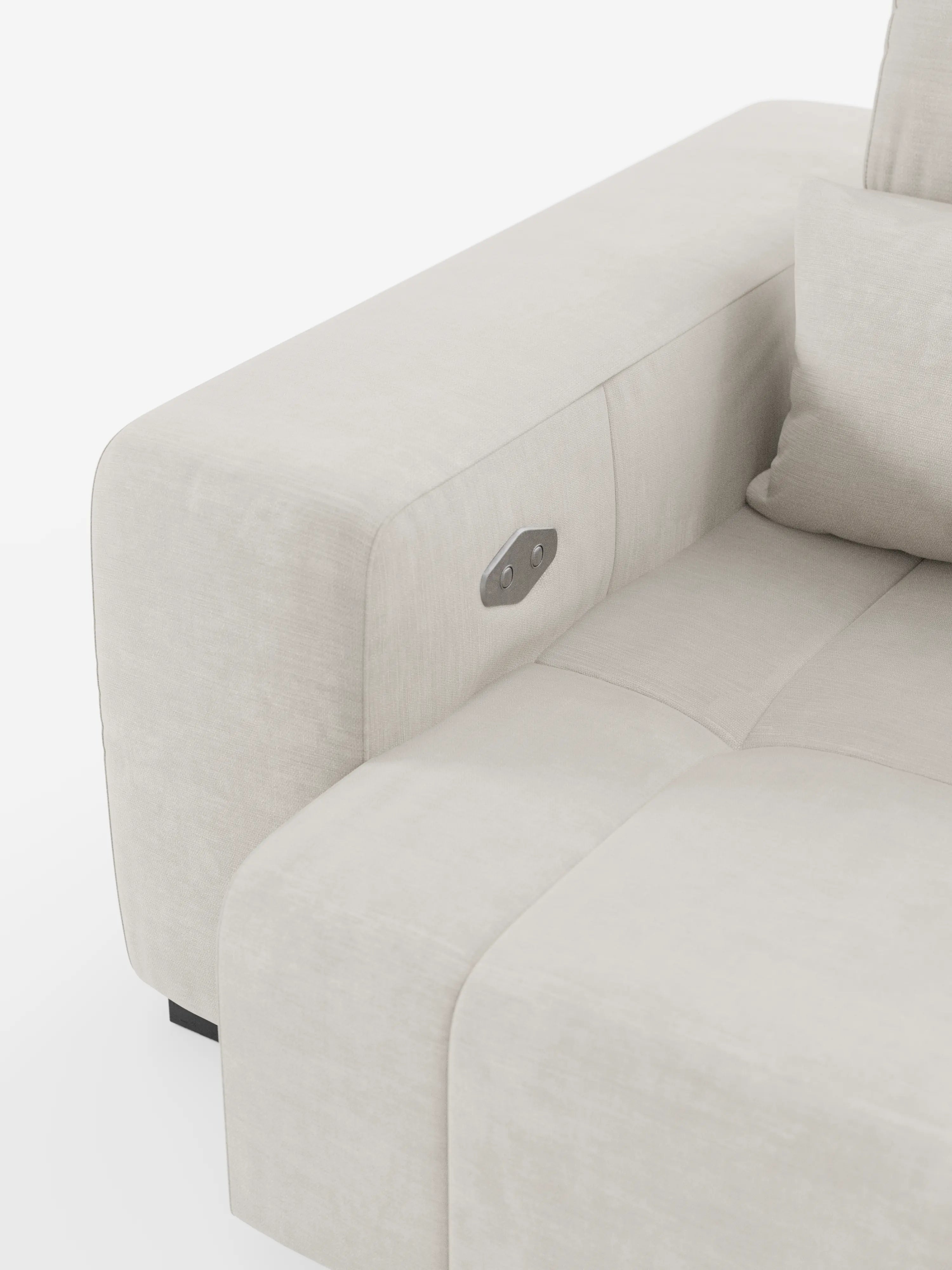 Un primo piano del divano Monarch con relax elettrico per l’allungamento delle sedute e poggiatesta reclinabile in morbido tessuto smacchiabile T31 di Divani.Store mette in risalto i braccioli in tessuto beige chiaro, dotati di un pannello di comando in metallo integrato. Il cuscino della seduta e il cuscino coordinato mettono in risalto le cuciture eleganti e pulite e un design minimalista su uno sfondo bianco, catturando perfettamente l’essenza di un divano contemporaneo.