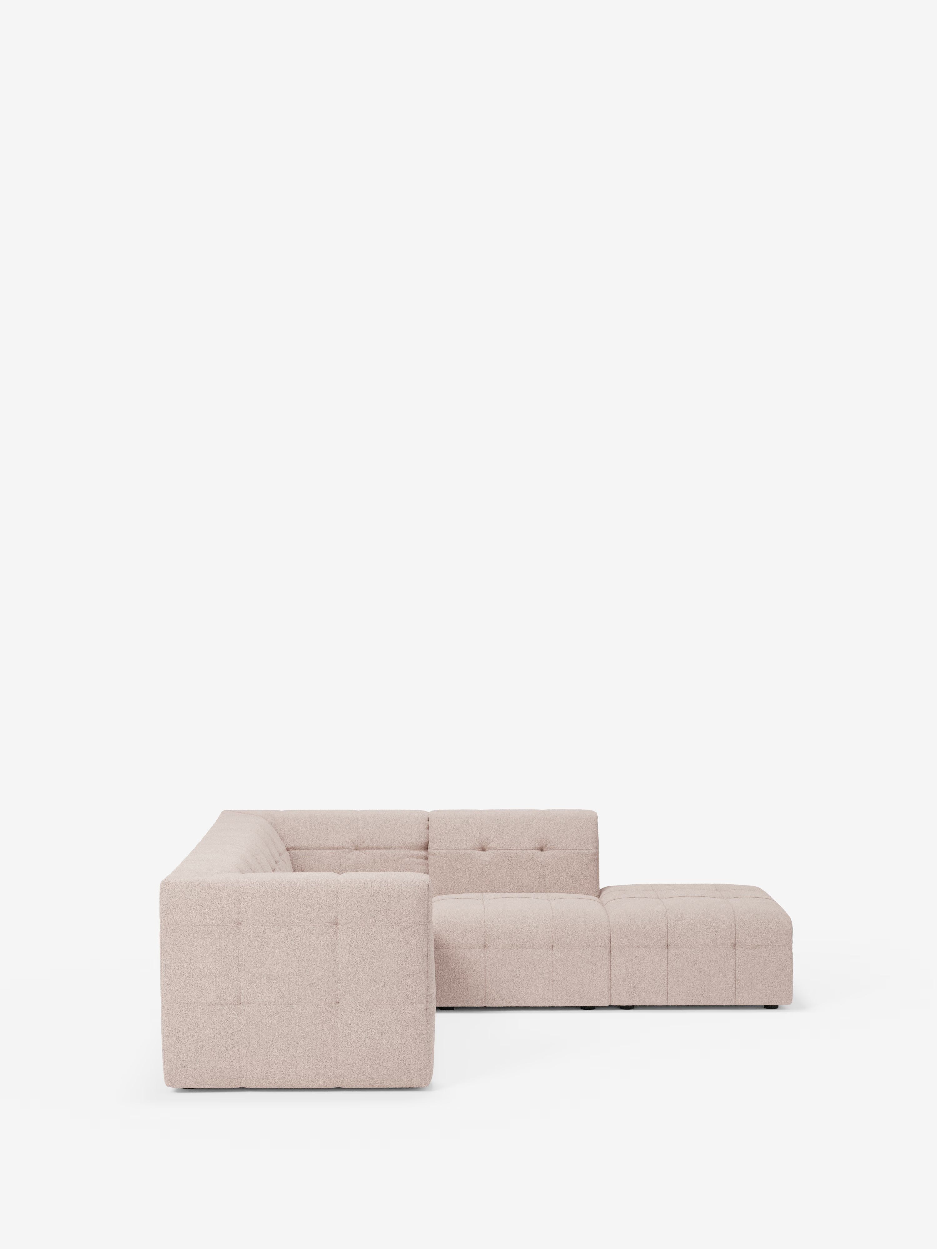 Il divano angolare componibile e modulare Mosaic in bouclé: capitonné e design in tessuto smacchiabile T21 di Divani.Store è un divano modulare a forma di L di colore beige, con cuscini capitonné e un design moderno dalle linee squadrate. Su uno sfondo bianco a tinta unita, il suo morbido rivestimento in bouclé gli conferisce un aspetto lussuoso e spazioso, con linee pulite e senza gambe a vista.