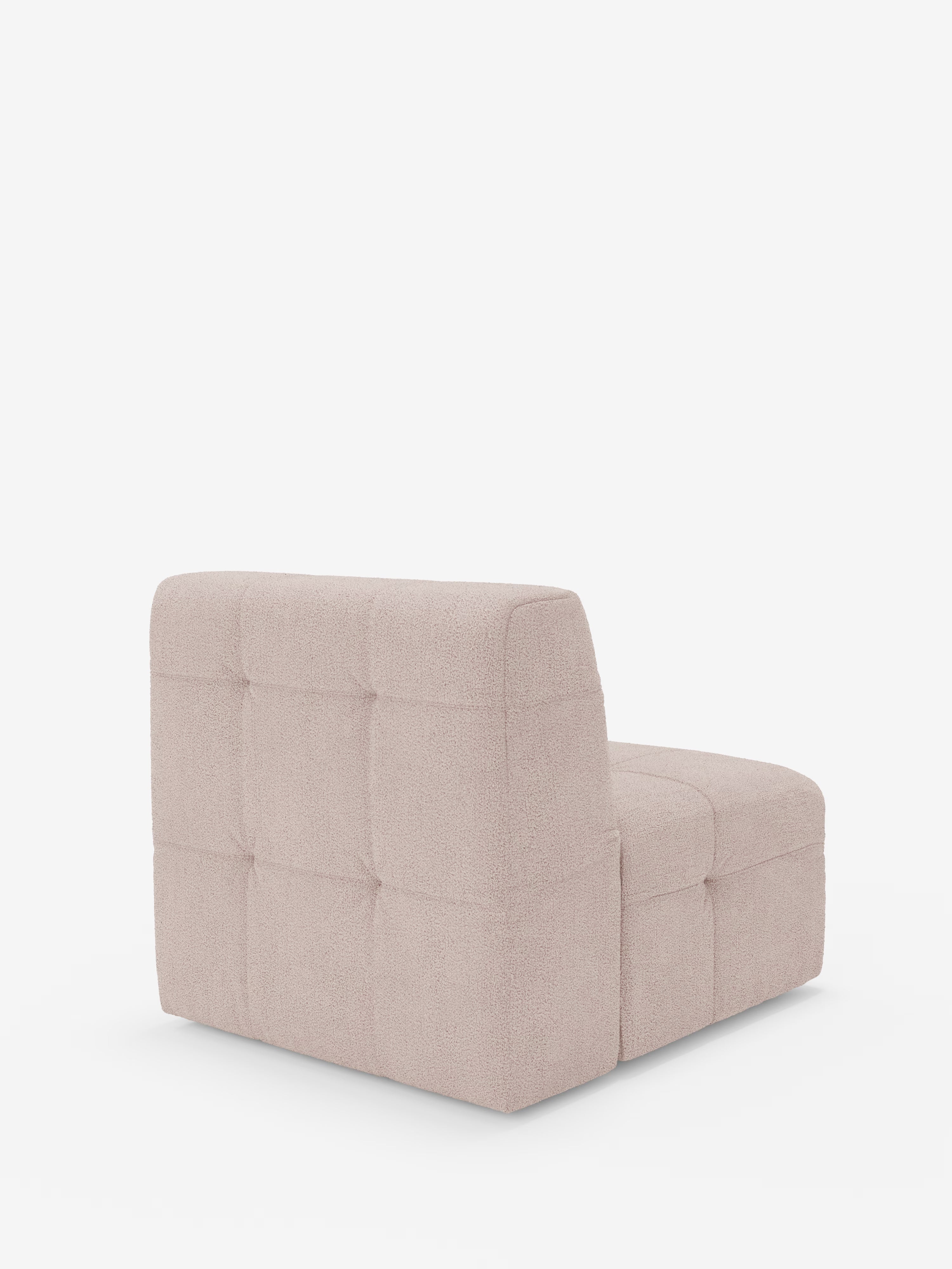 Su uno sfondo bianco spicca una poltrona Mosaic modulo da 77 cm senza braccioli, in bouclé beige chiaro, di Divani.Store. Questa poltrona è rivestita in morbido tessuto bouclé T21 antimacchia, con lavorazione capitonné (imbottitura a quadratini) sullo schienale e sulla seduta, e presenta un design moderno e squadrato.