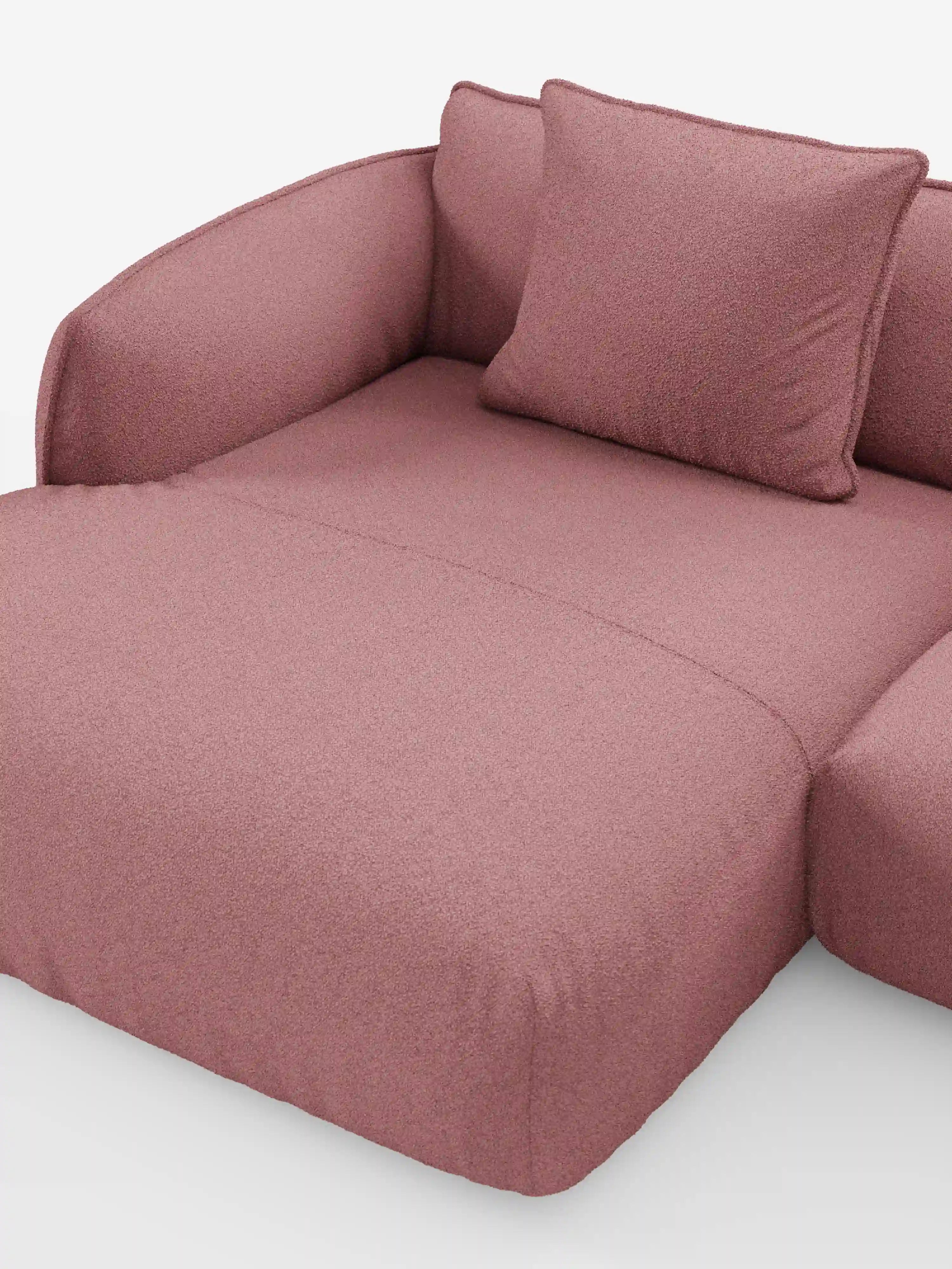 Un primo piano del divano angolare panoramico componibile Nimbus con penisola e angolo in tessuto smacchiabile T33 di Divani.Store, caratterizzato da un morbido rivestimento color malva realizzato in Italia. Il design moderno presenta braccioli arrotondati e un cuscino quadrato abbinato su uno sfondo bianco a tinta unita, con un tessuto testurizzato che ne sottolinea il carattere accogliente e invitante.