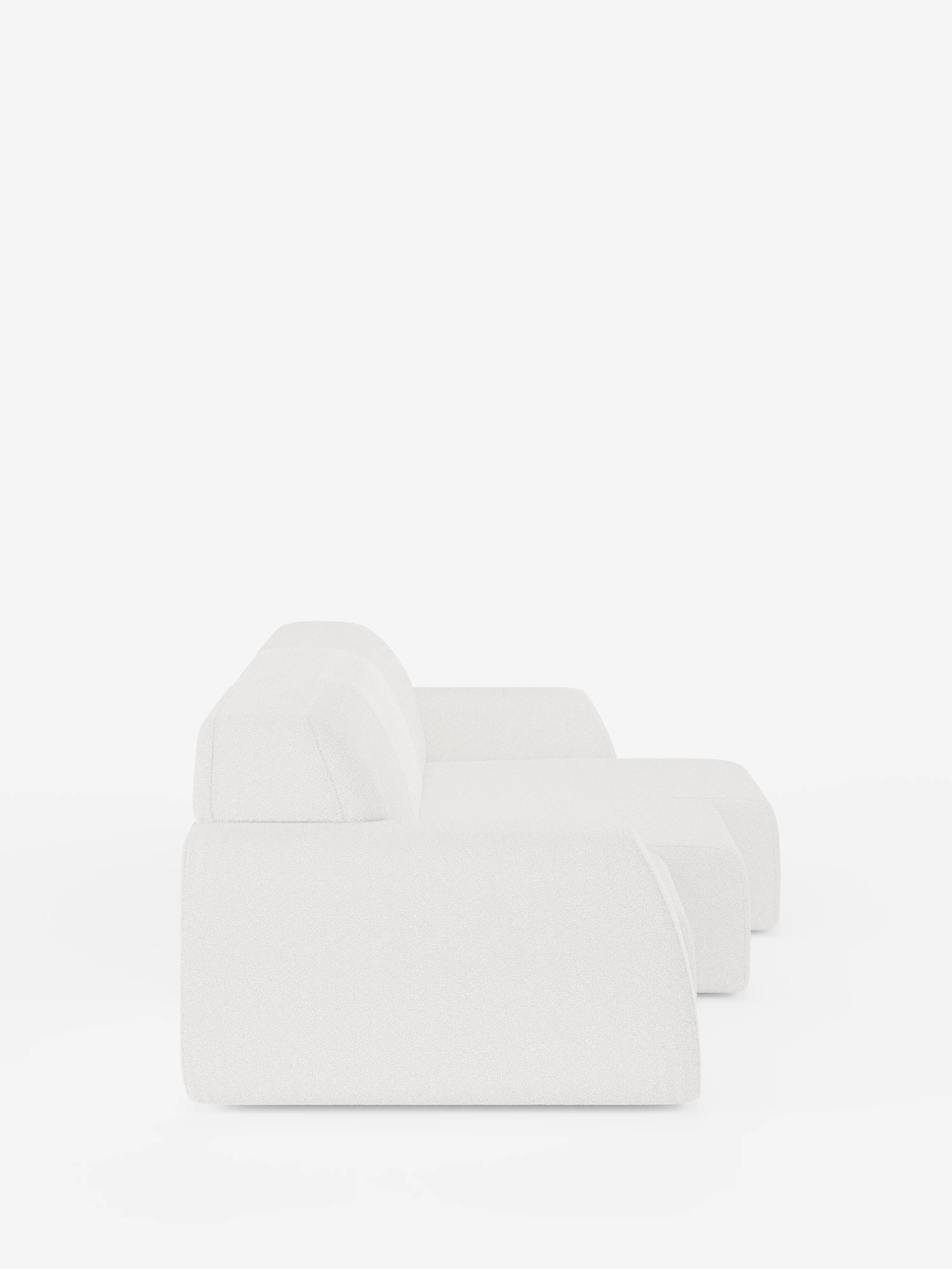 Vista laterale del divano Orbit con 3 sedute scorrevoli ed estensibili in tessuto effetto cotone antimacchia T33 di Divani.Store, che mette in risalto il suo design moderno e minimalista, caratterizzato da linee pulite e squadrate e da schienali bassi, su uno sfondo bianco a tinta unita. Questo divano è dotato di tre sedute indipendenti scorrevoli ed estensibili per un comfort personalizzabile ed è completamente sfoderabile per una facile manutenzione.