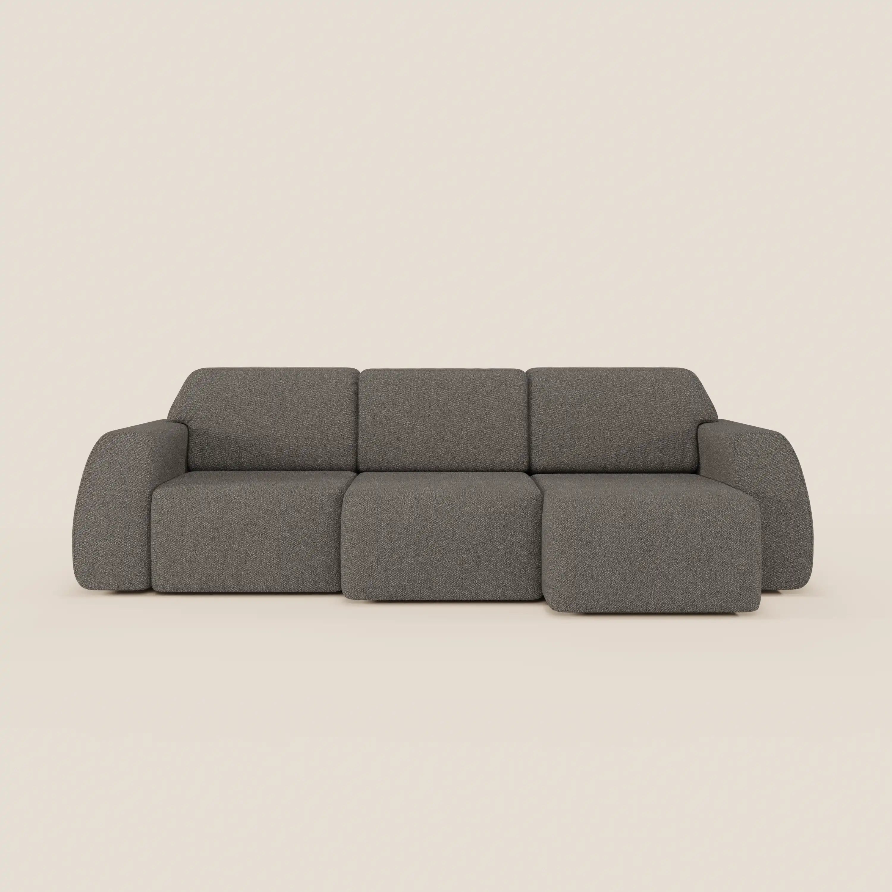 Il divano Orbit di Divani.Store è caratterizzato da 3 sedute scorrevoli e allungabili in smacchiabile tessuto effetto cotone T33, braccioli imbottiti e arrotondati e un design modulare pulito con chaise lounge orientata a destra su uno sfondo beige chiaro.